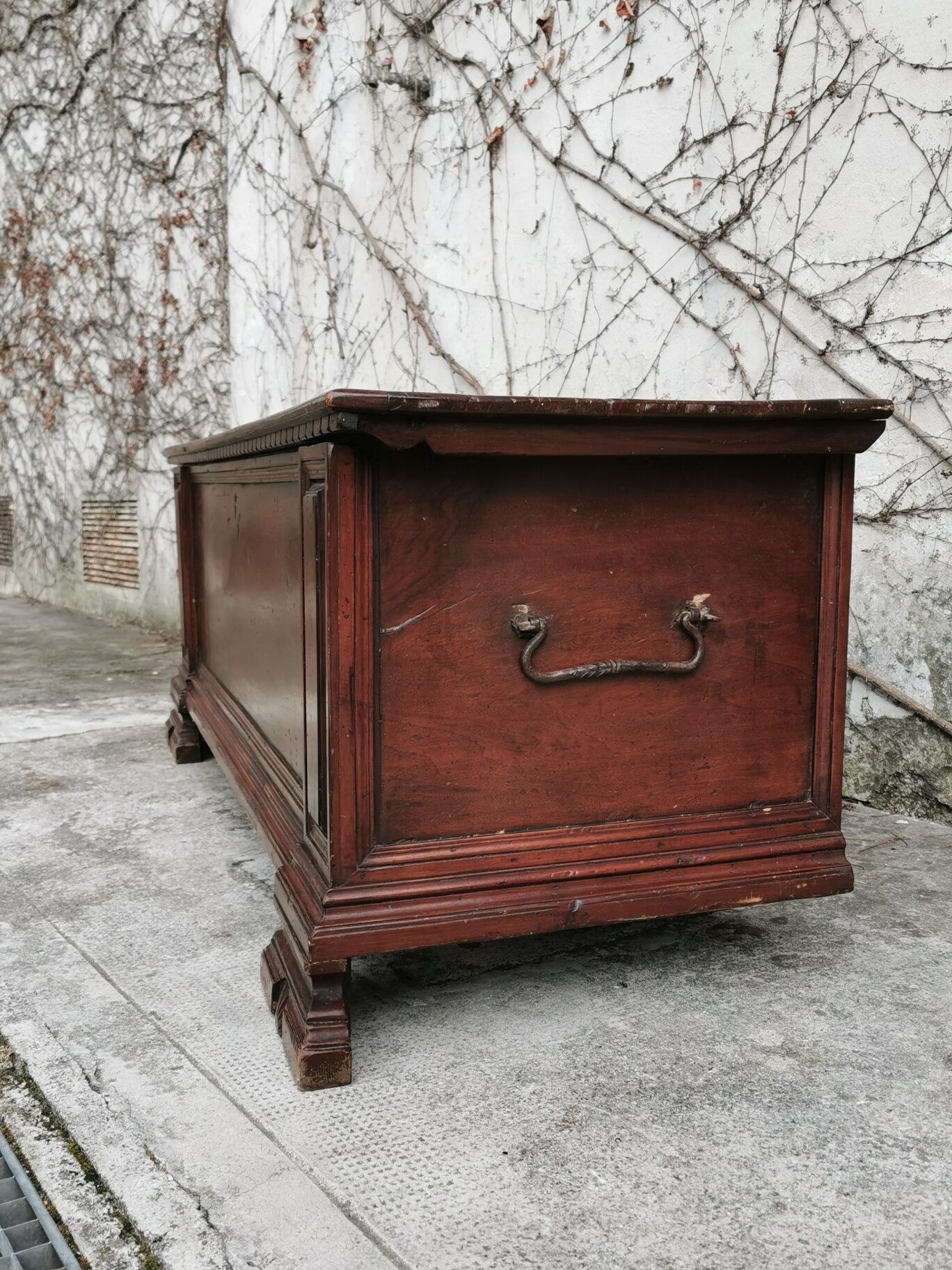 Old walnut chest of drawers, late nineteenth century