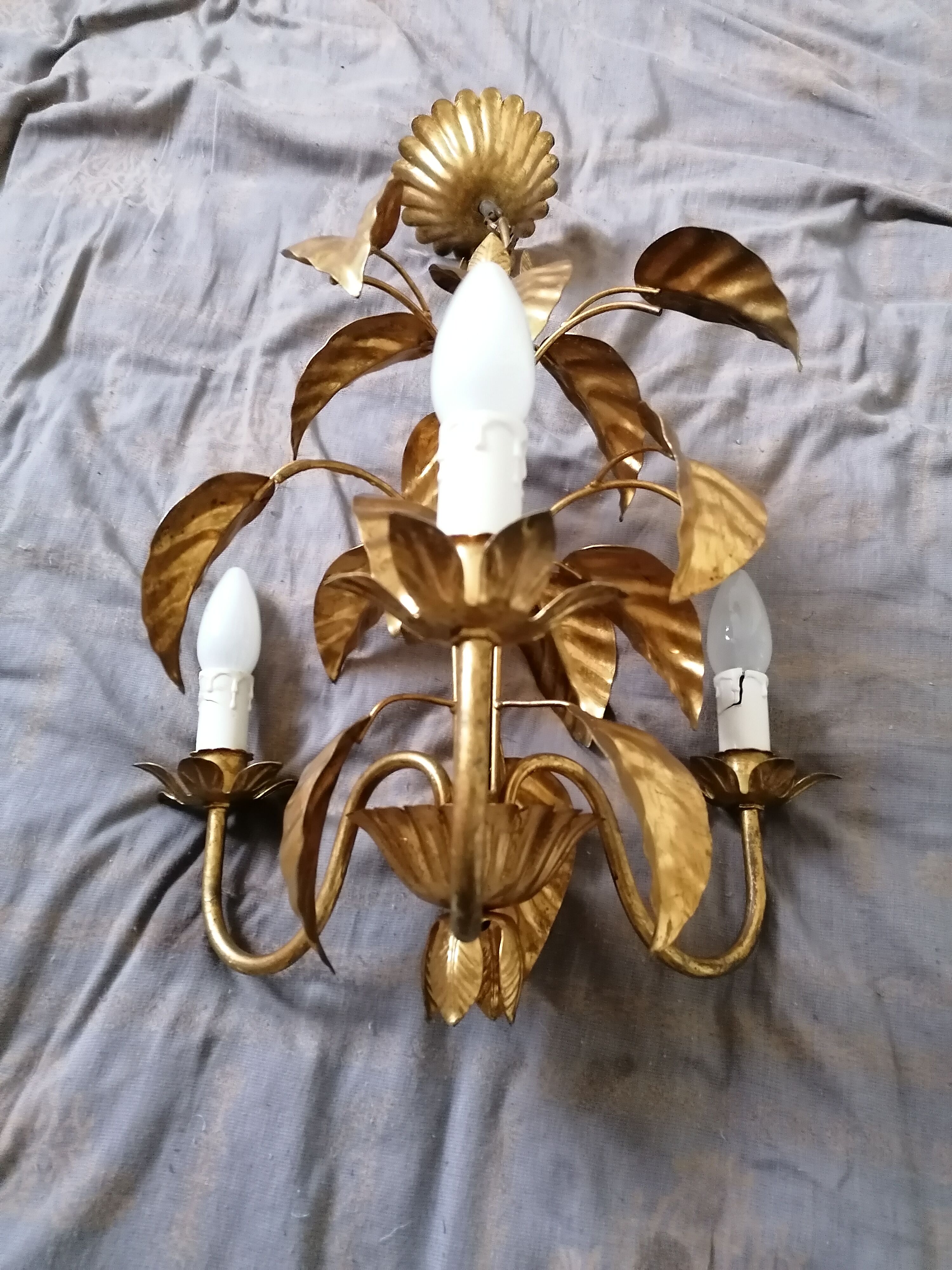 Lustre métal doré 3 feux décor feuilles