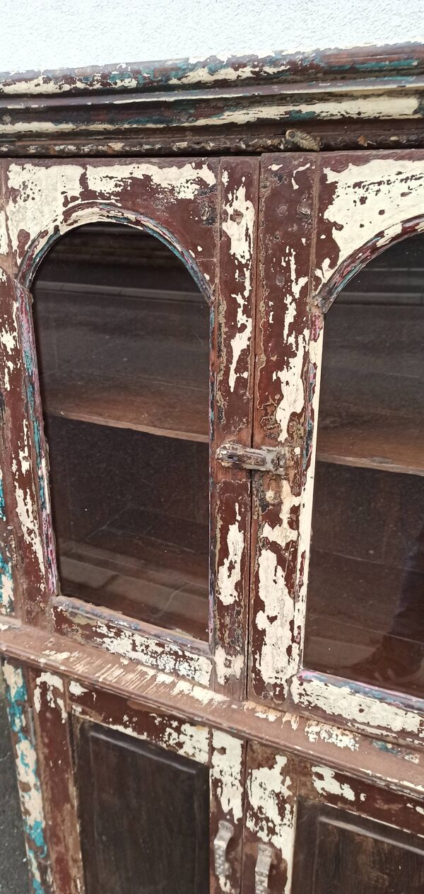Armoire vitrée en bois ancienne patinée