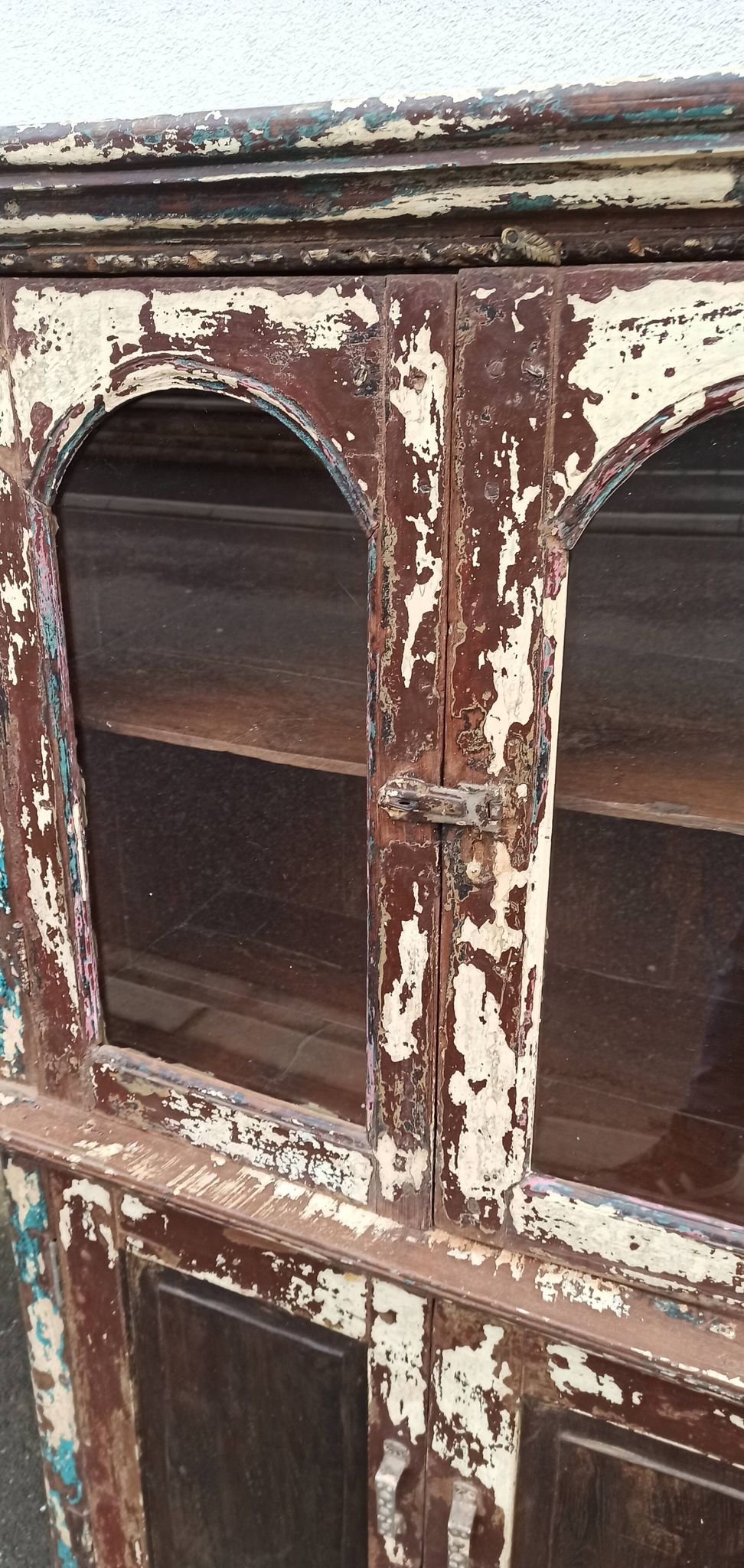 Armoire vitrée en bois ancienne patinée