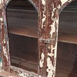 Armoire vitrée en bois ancienne patinée