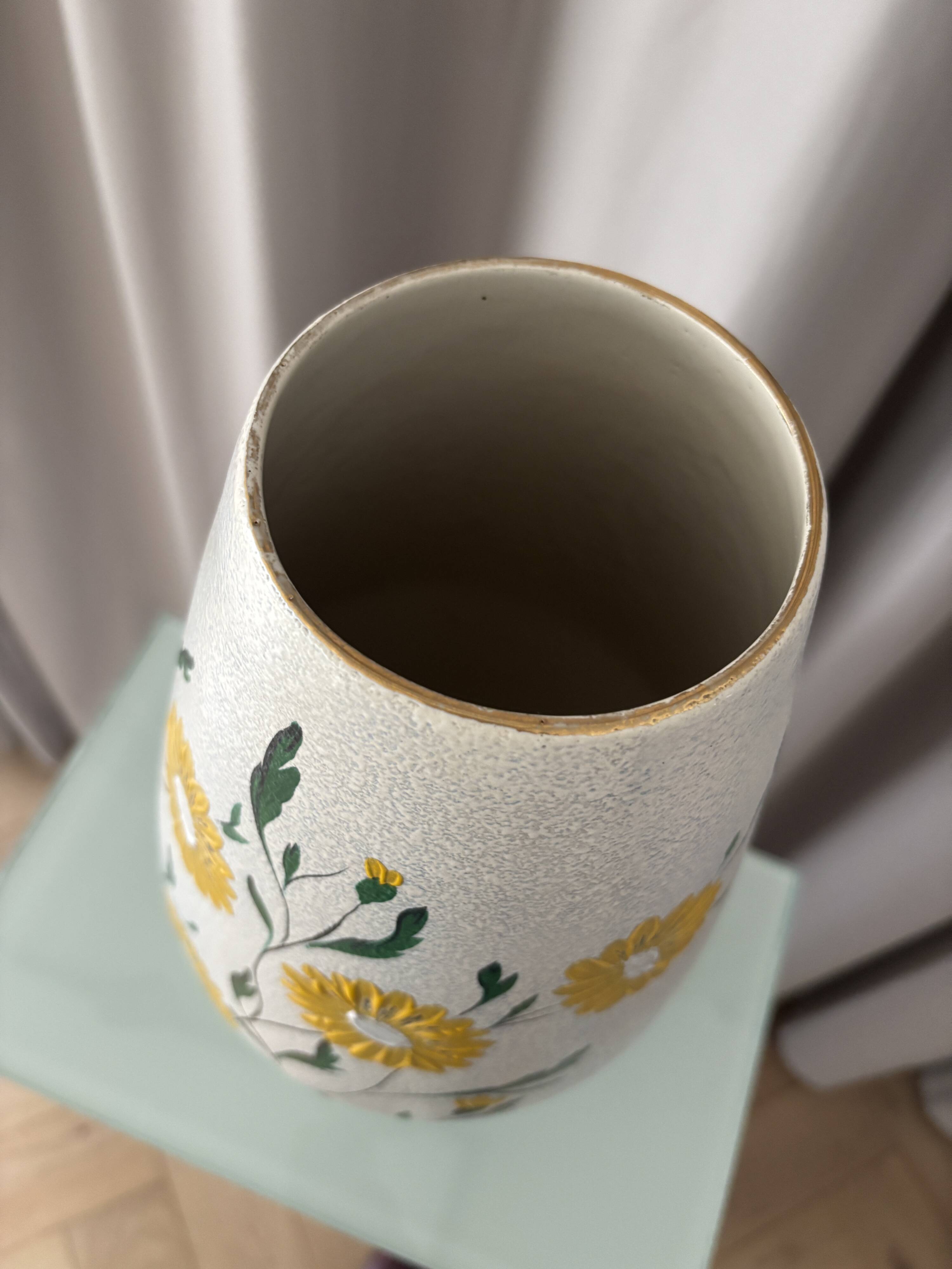 Hand painted daisies vase