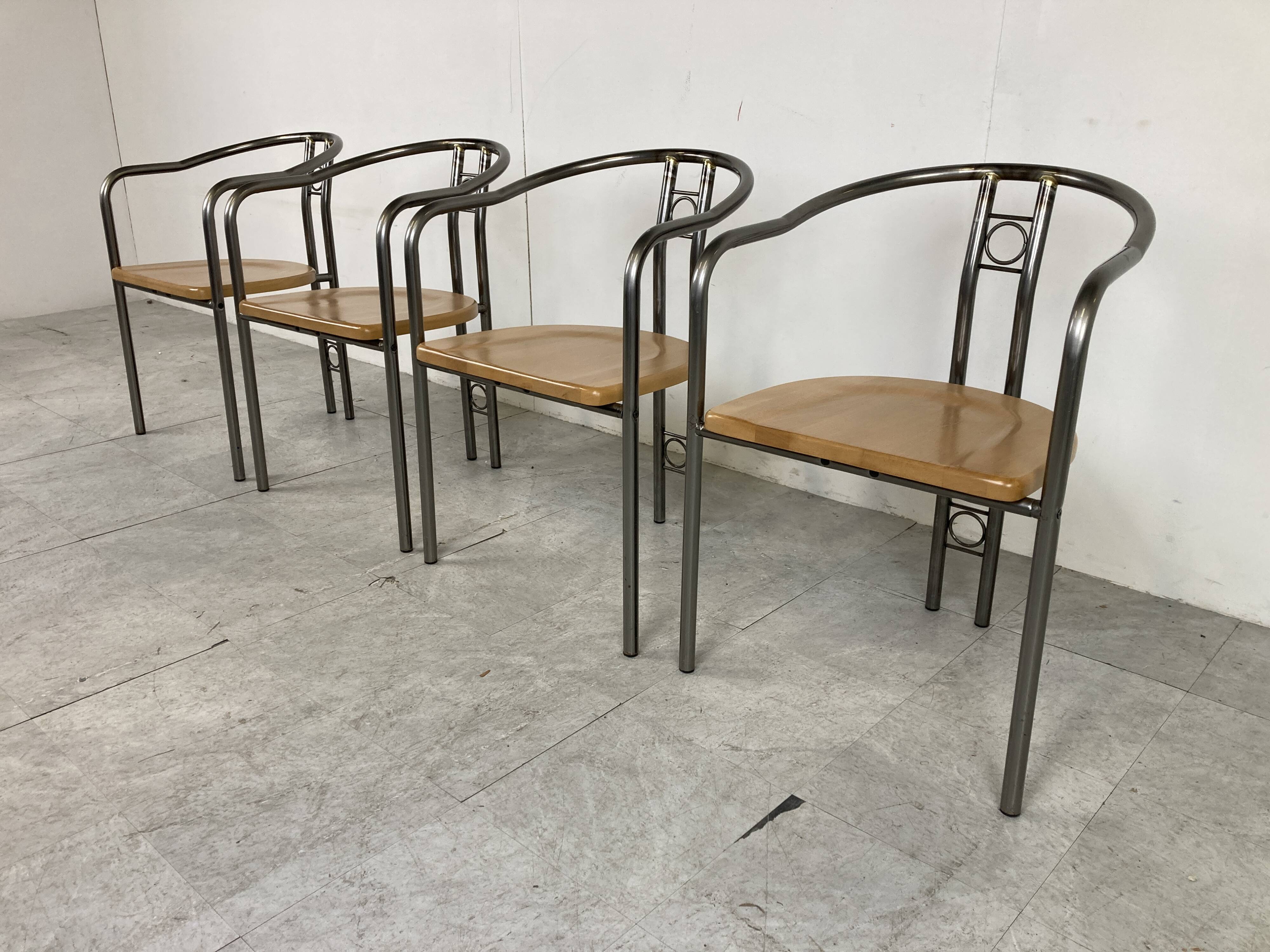 Chaises et table de salle à manger postmodernes, années 1980
