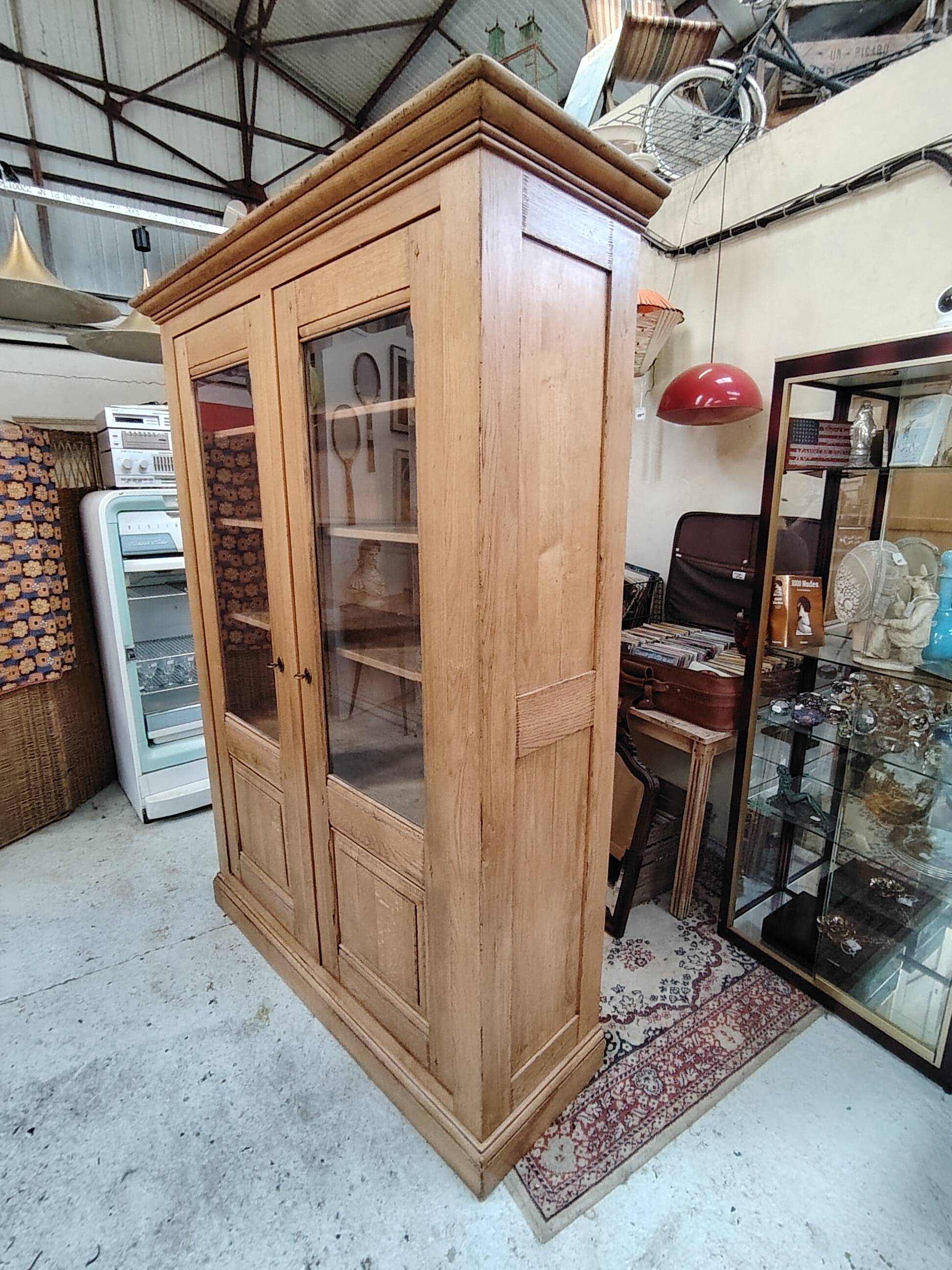 Grande vitrine ancienne en bois massif blond façon meuble d'apothicaire