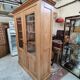Grande vitrine ancienne en bois massif blond façon meuble d'apothicaire