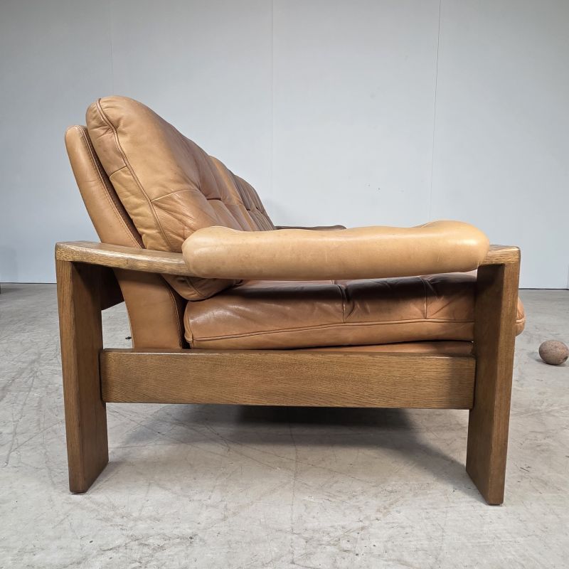 Joli salon composé d'une paire de fauteuils, d'un canapé en cuir havane et son ottoman