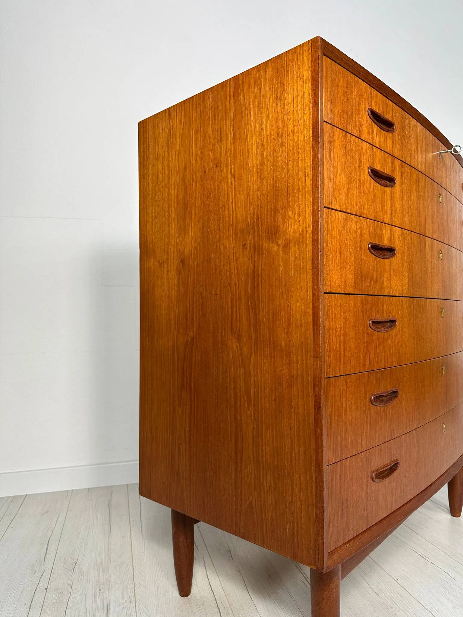 Commode danoise en teck à façade cintrée, années 1960