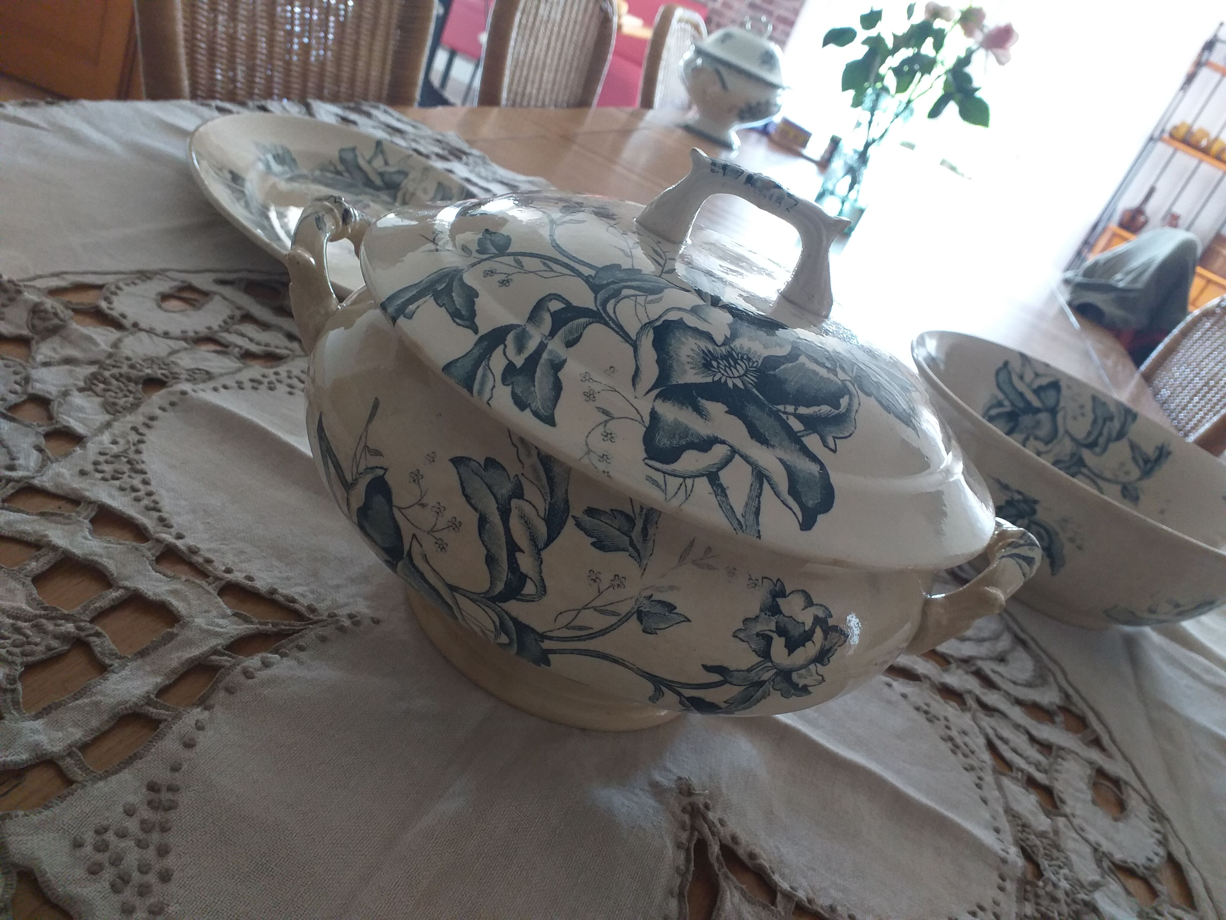 Old-size dishware Rose Faïencerie Lyonnaise