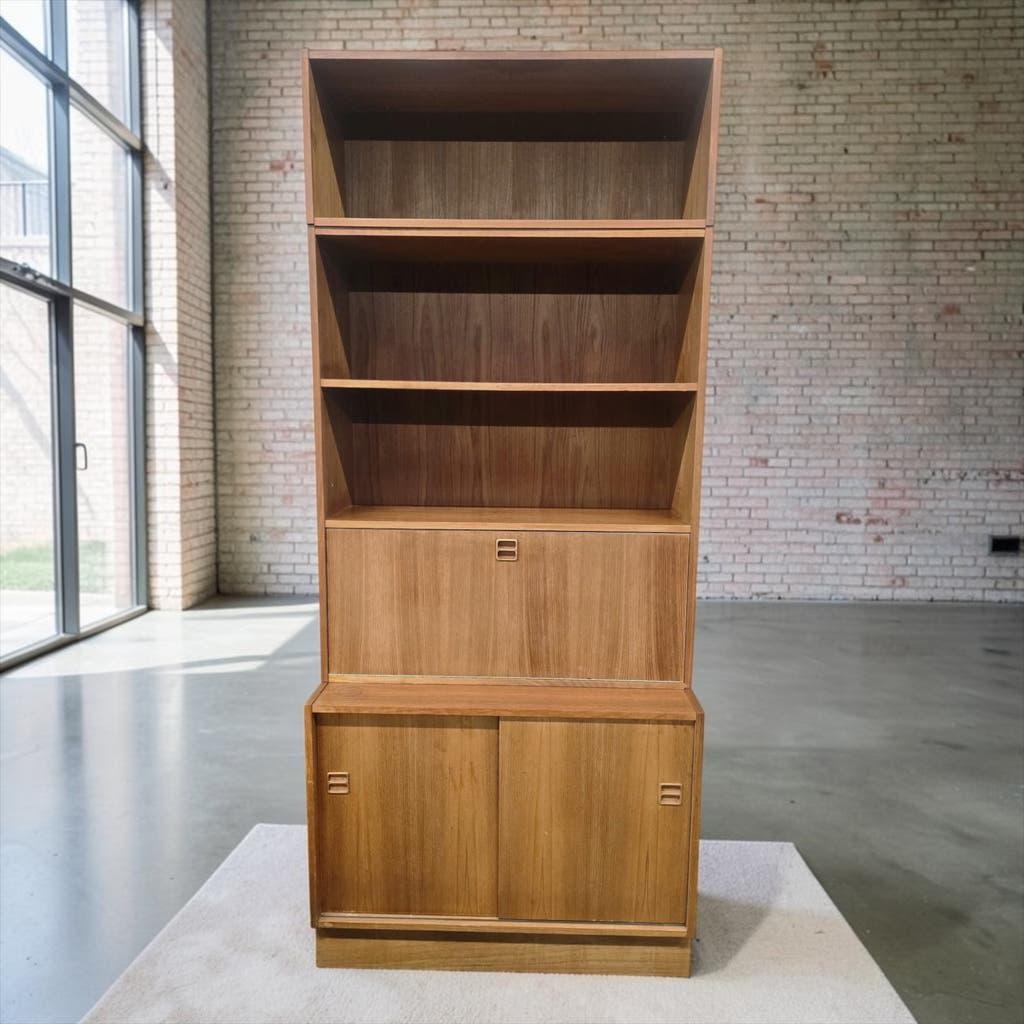 Vintage wooden shelf/bookcase/display cabinet