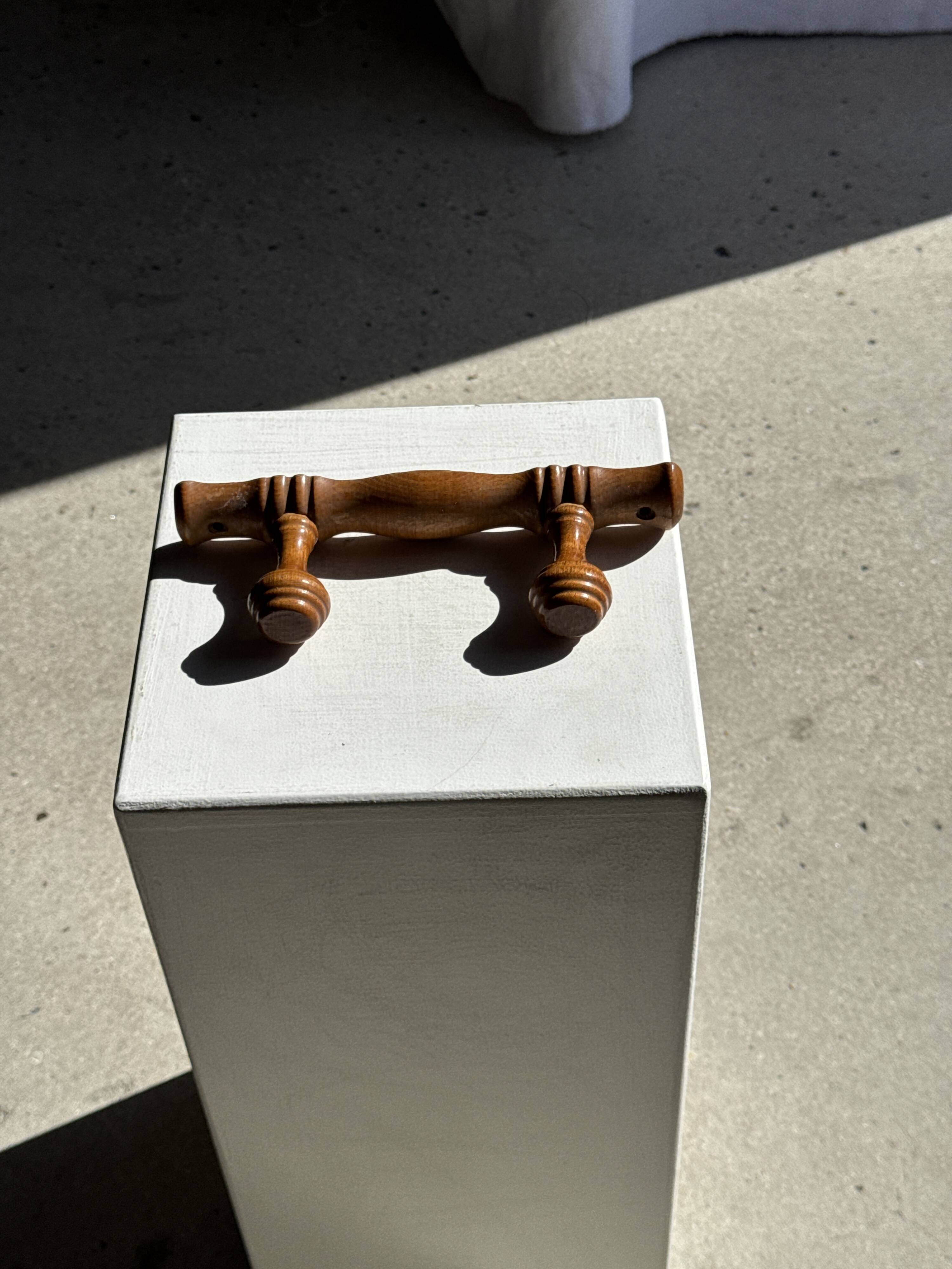 Small coat hook with two round flat button pegs in pine H8.