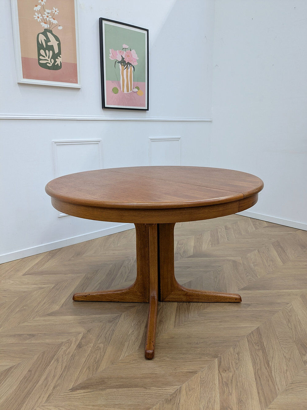 Scandinavian extendable round table