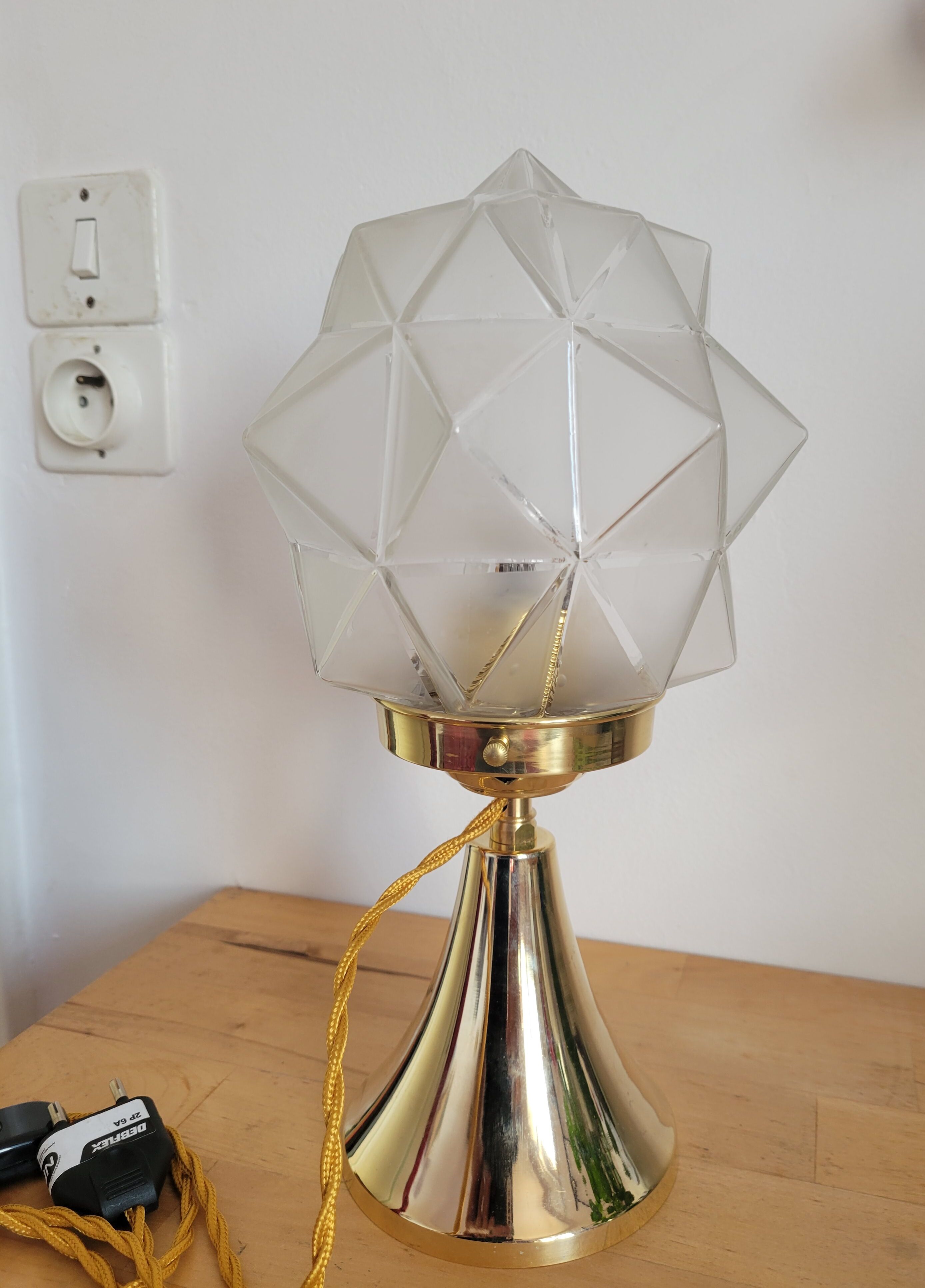 Lampe en laiton avec globe à facettes