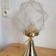 Lampe en laiton avec globe à facettes