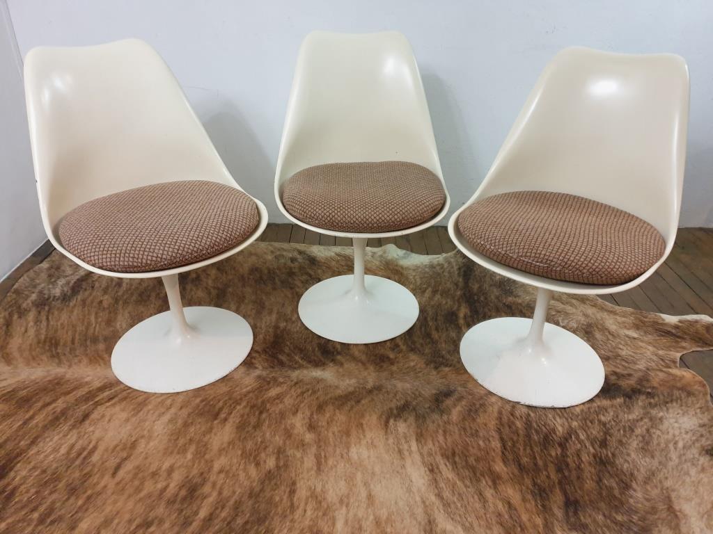 Chairs by Eero Saarinen, Knoll edition