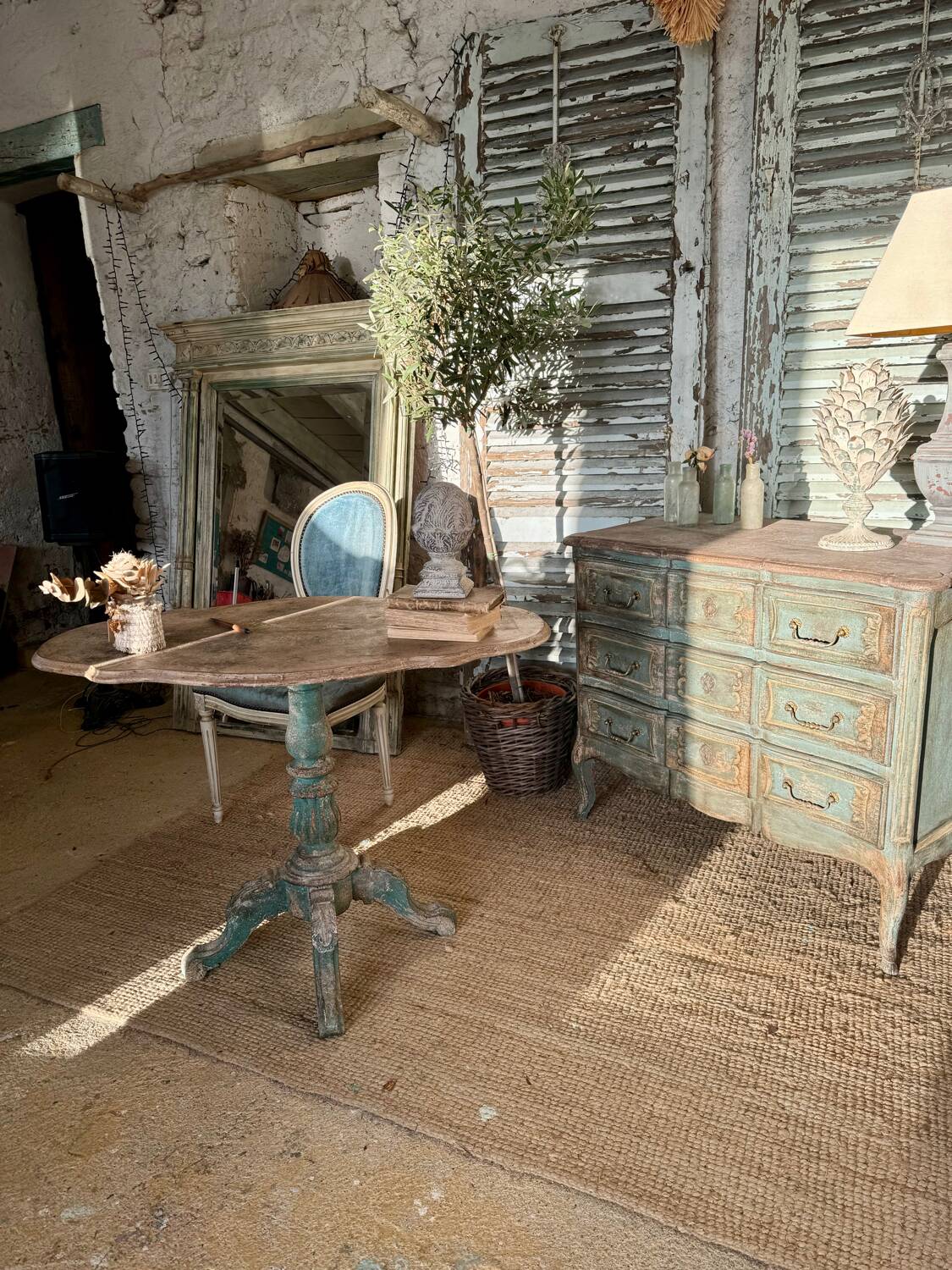 Travel pedestal table