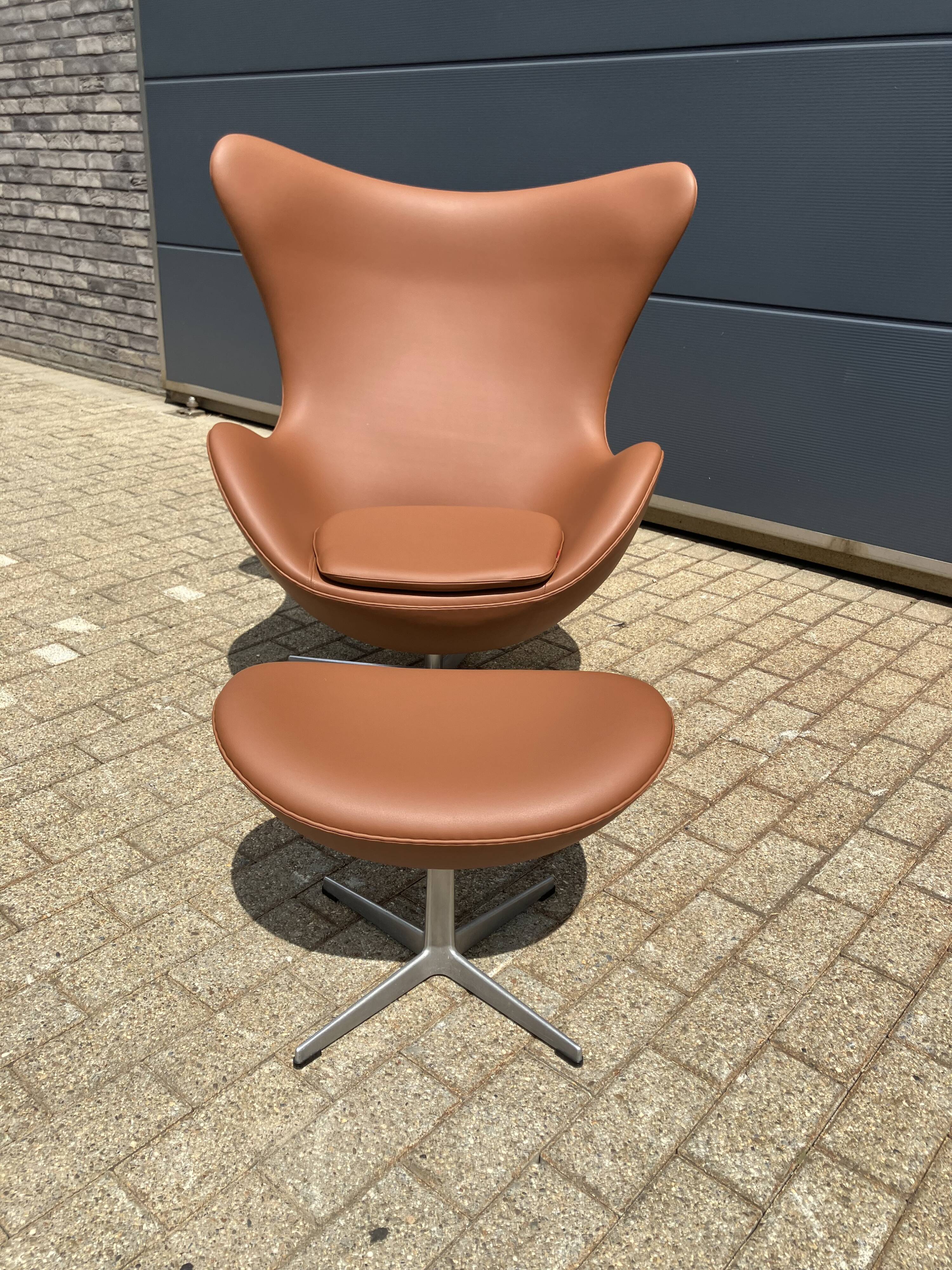 2x Fritz Hansen Egg Chair +1x Ottoman in Cognac leather NIEUW!!