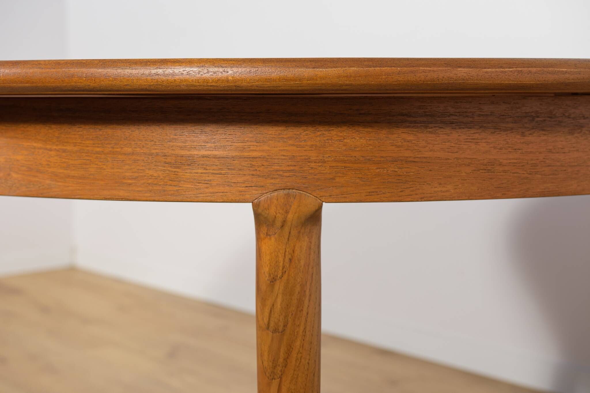 Mid-Century Round Teak Extendable Dining Table, United Knigdom, 1960s