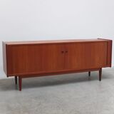 Buffet en teck danois avec portes tambour, années 1960.