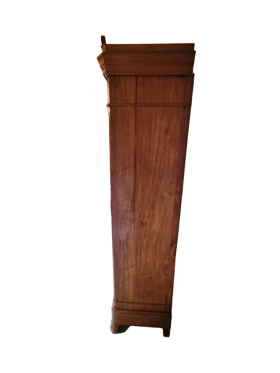 Armoire ancienne à corniche sculptée