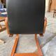 Ensemble mid-century 1960s : 2 fauteuils noirs en tissu et table basse bois et noire