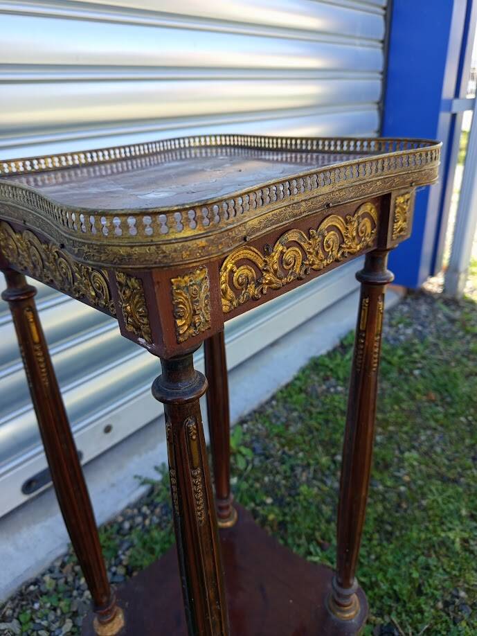 Table d'appoint de style Louis XVI en bois et placage