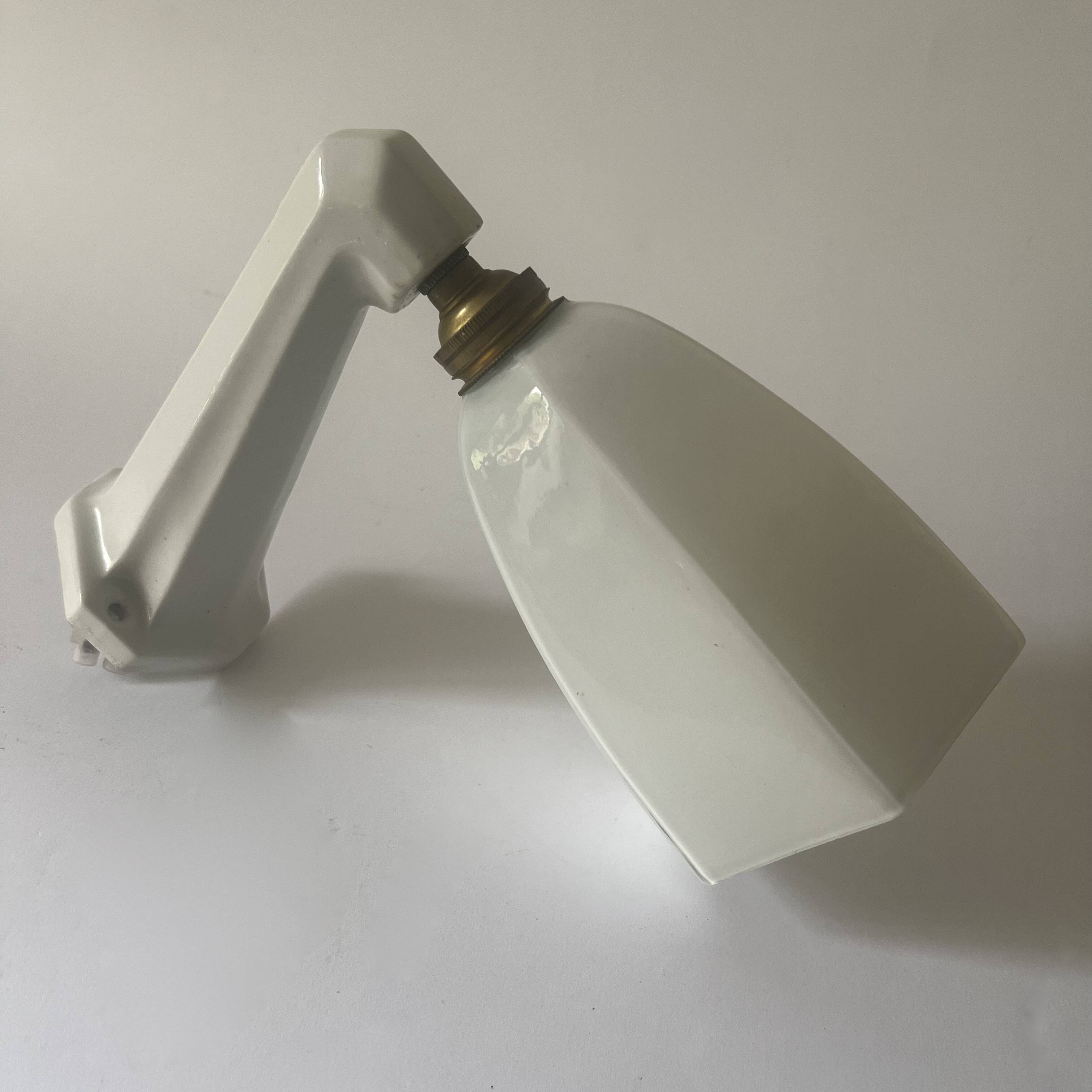 Art Deco wall light in ceramic and opaline.