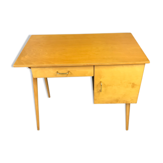 Desk with tapered feet