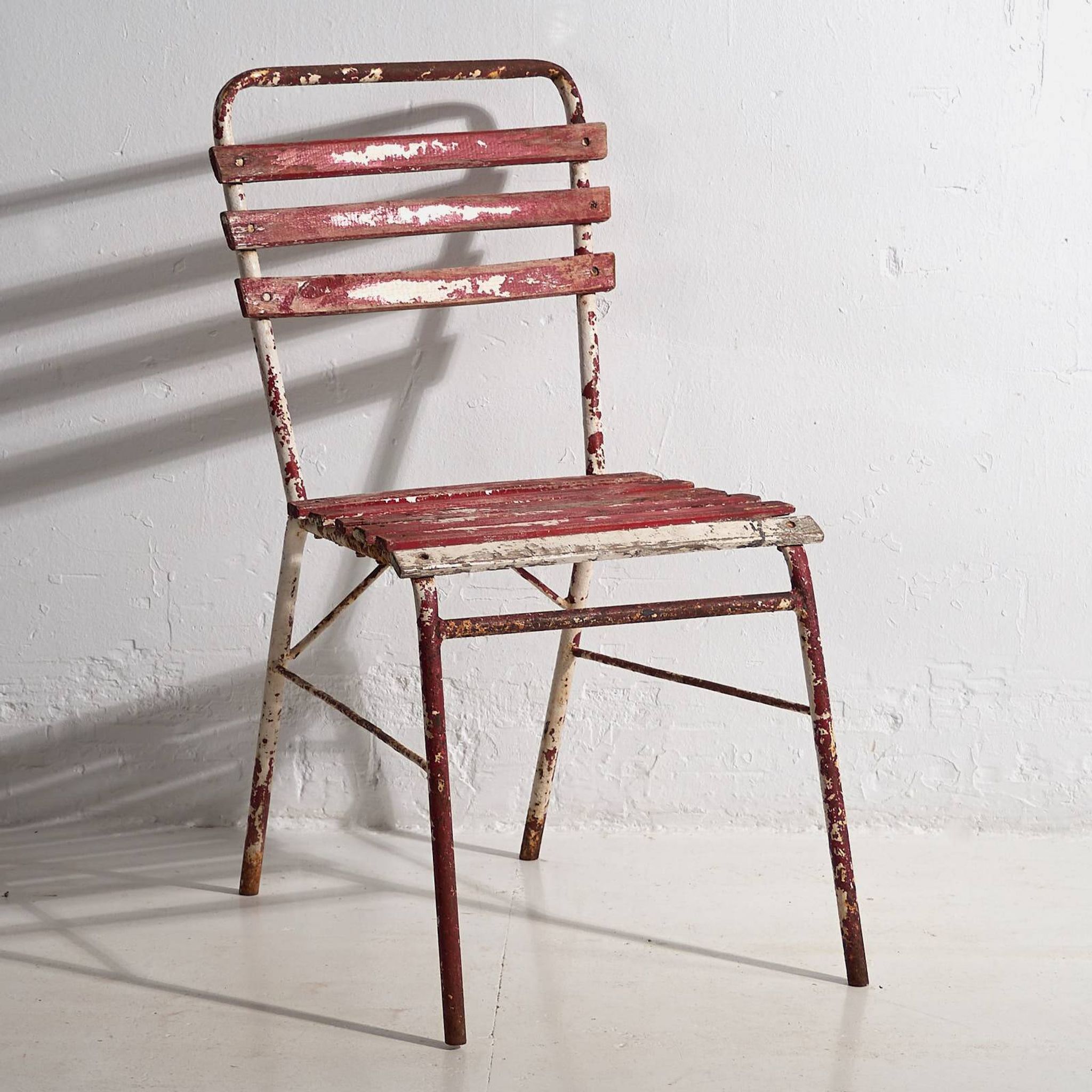 Anciennes chaises de terrasse rouges et blanches (vers 1920). Ensemble de 4 pièces