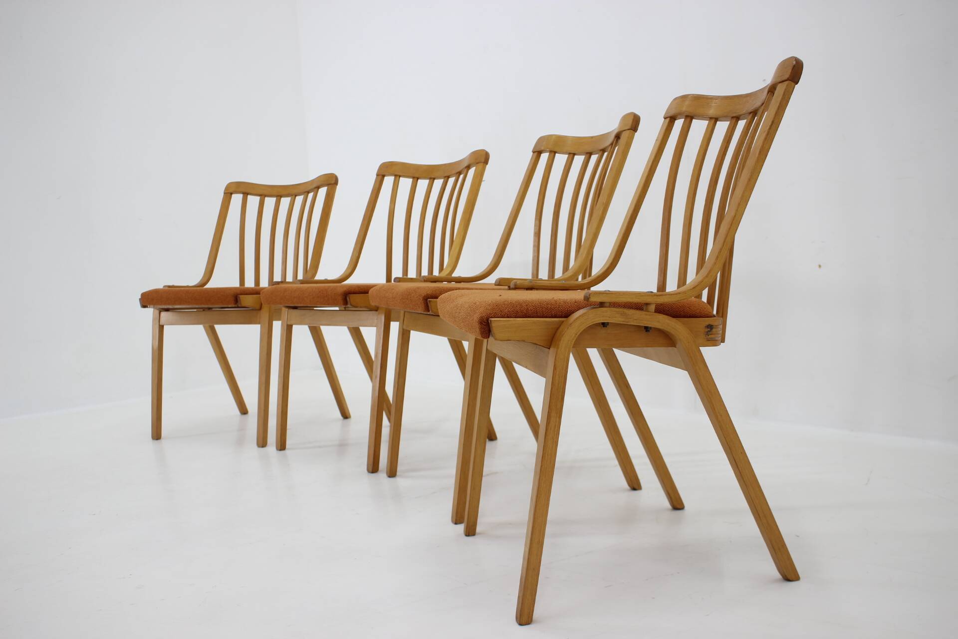 Ensemble des années 1970 de quatre chaises de salle à manger Antonin Suman par Ton, Tchécoslovaquie