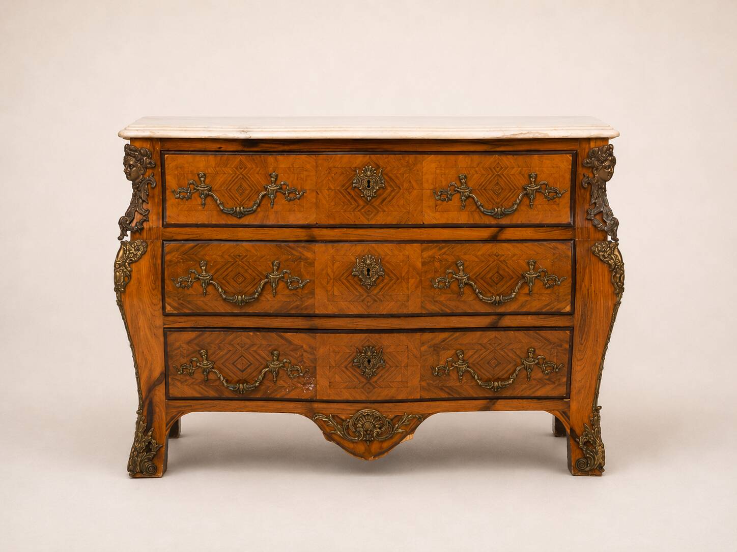 Commode galbée de style Louis XV - Europe, XXe siècle