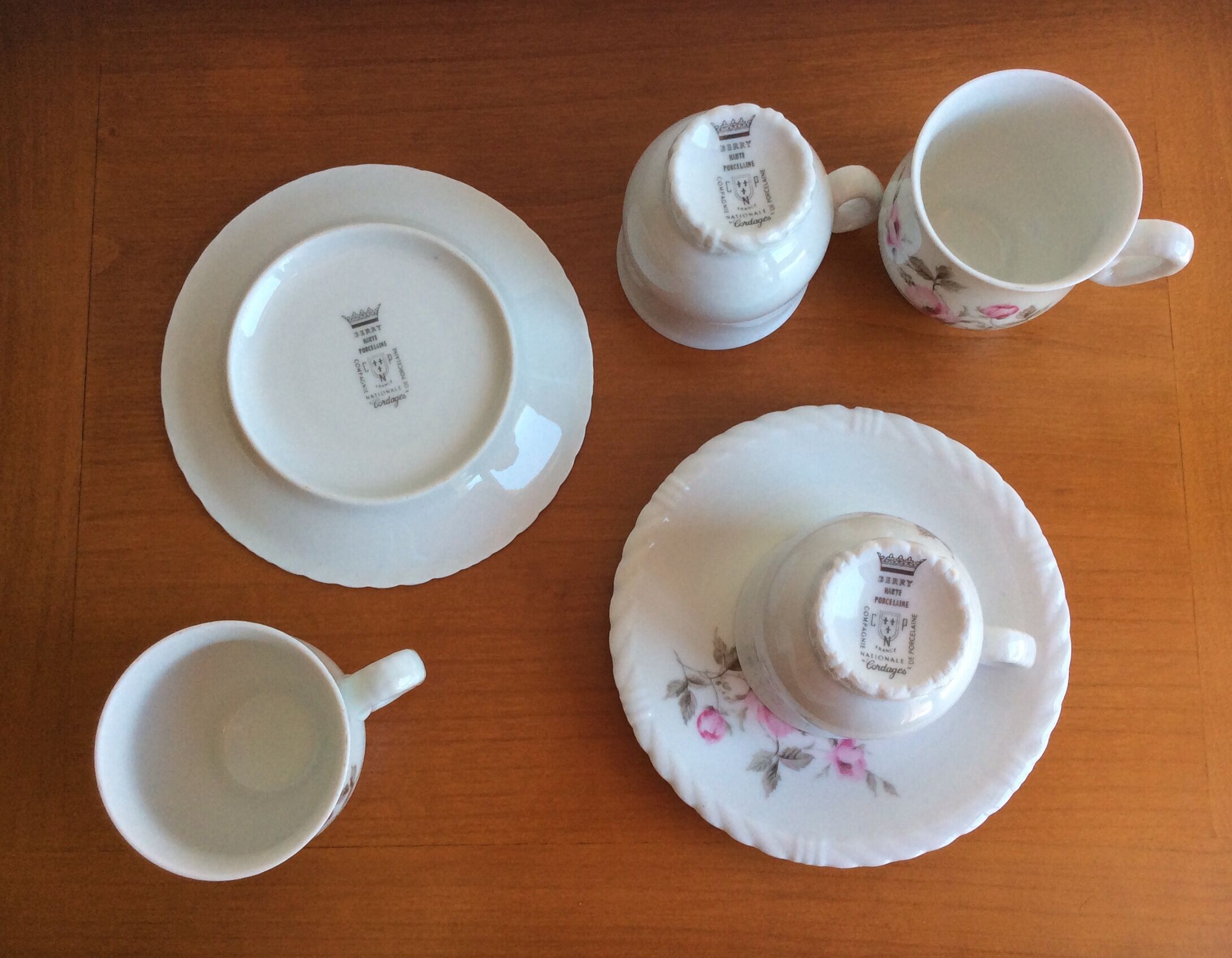 Set of 4 cups and 2 under cups High porcelain Berry "Ropes"