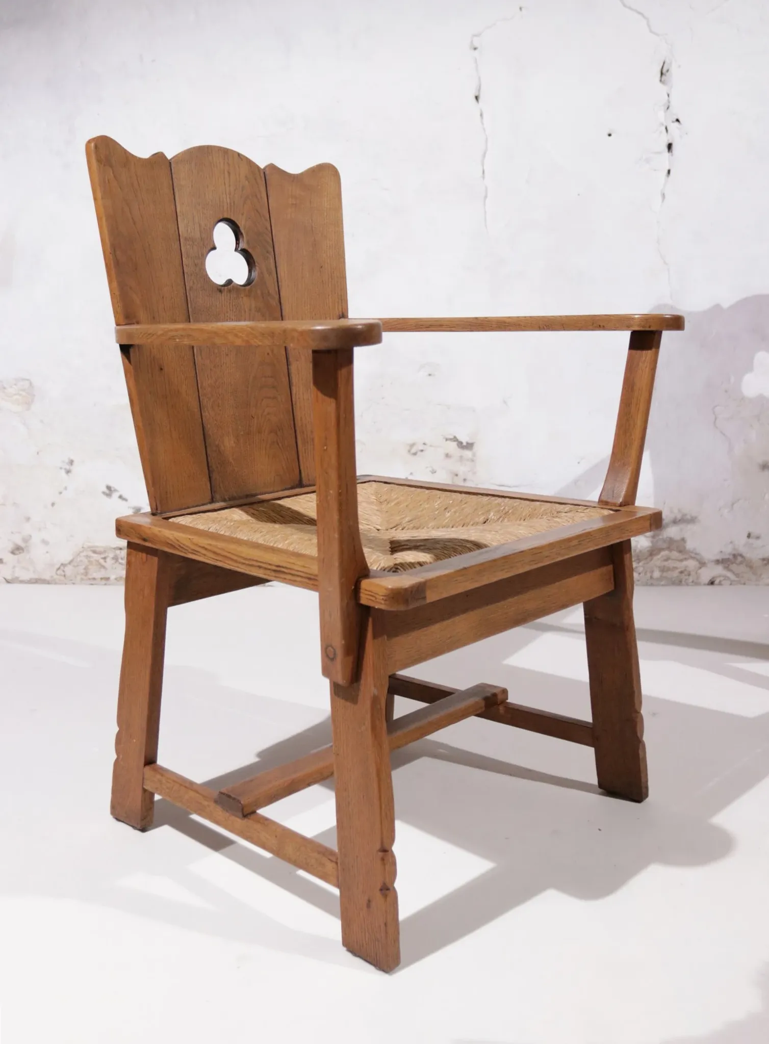 Pair of brutalist oak throne chairs with rush seats – Netherlands, 1930s