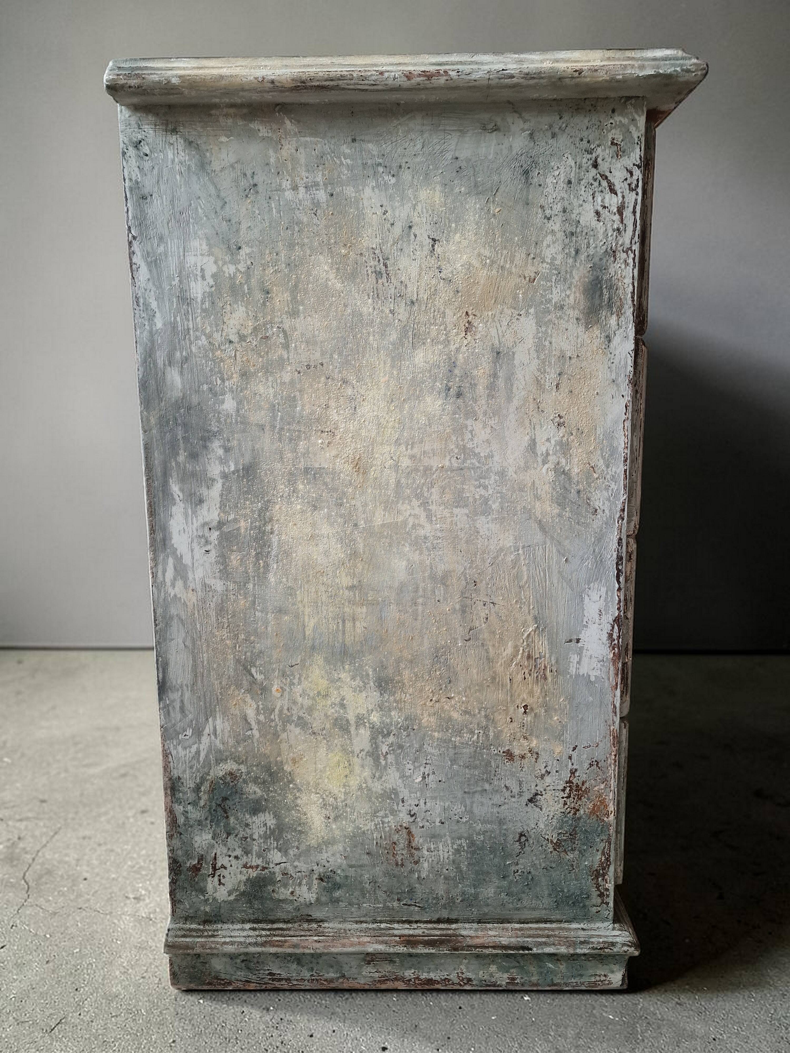 Commode patinée beige et bleu style wabi sabi