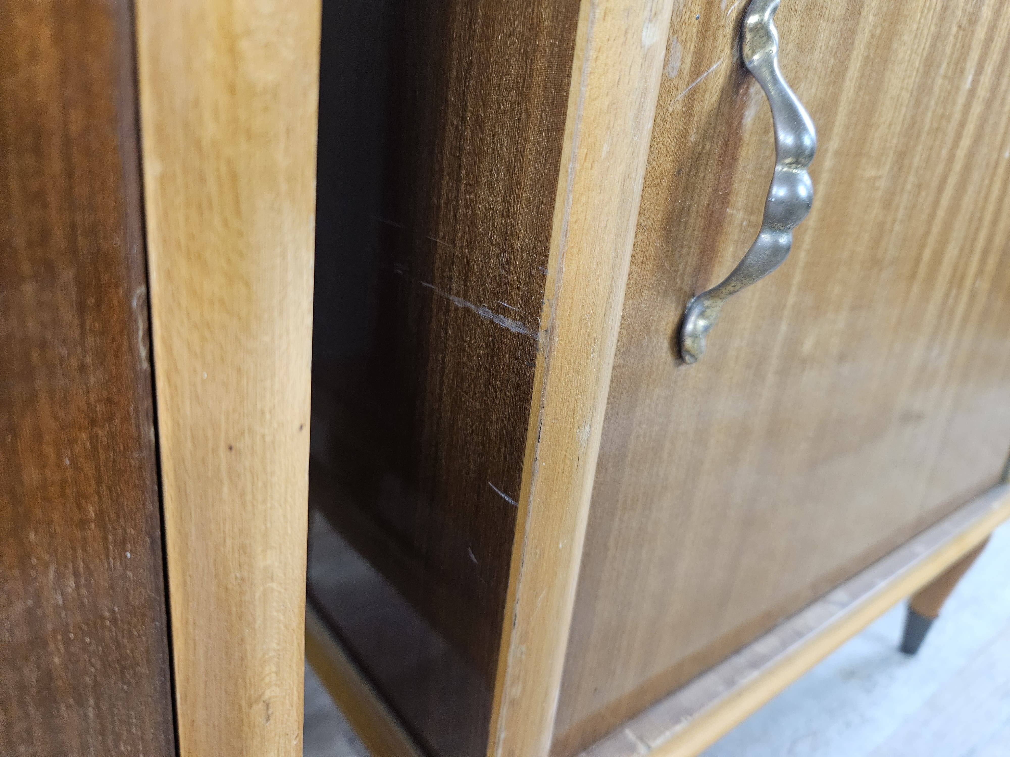 Paire de tables de nuit des années 50 avec plateau miroir