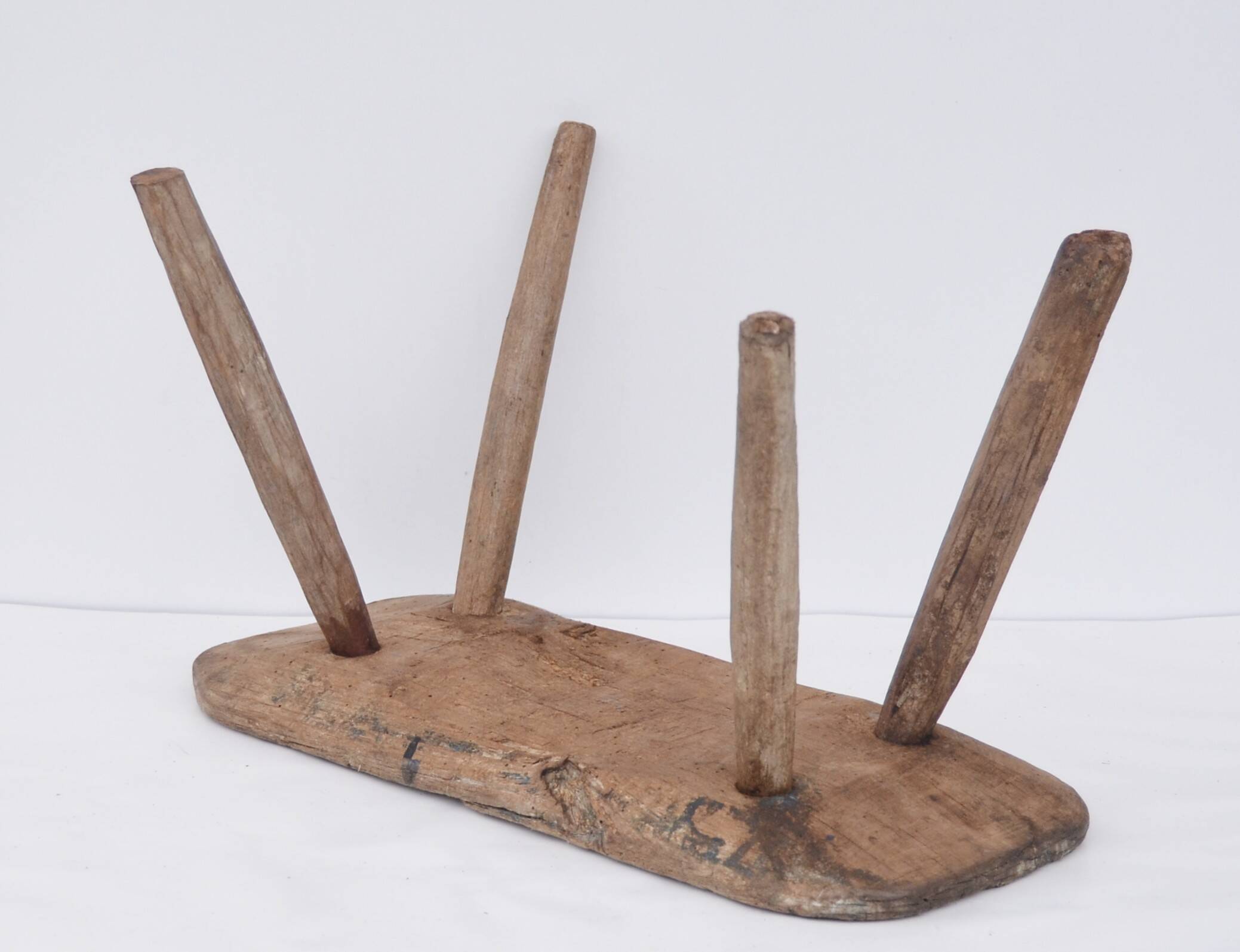 Tabouret de traite rural ancien en hêtre massif