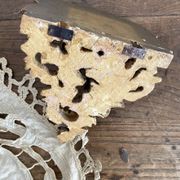 Ancienne console murale rocaille en bois et stuc doré