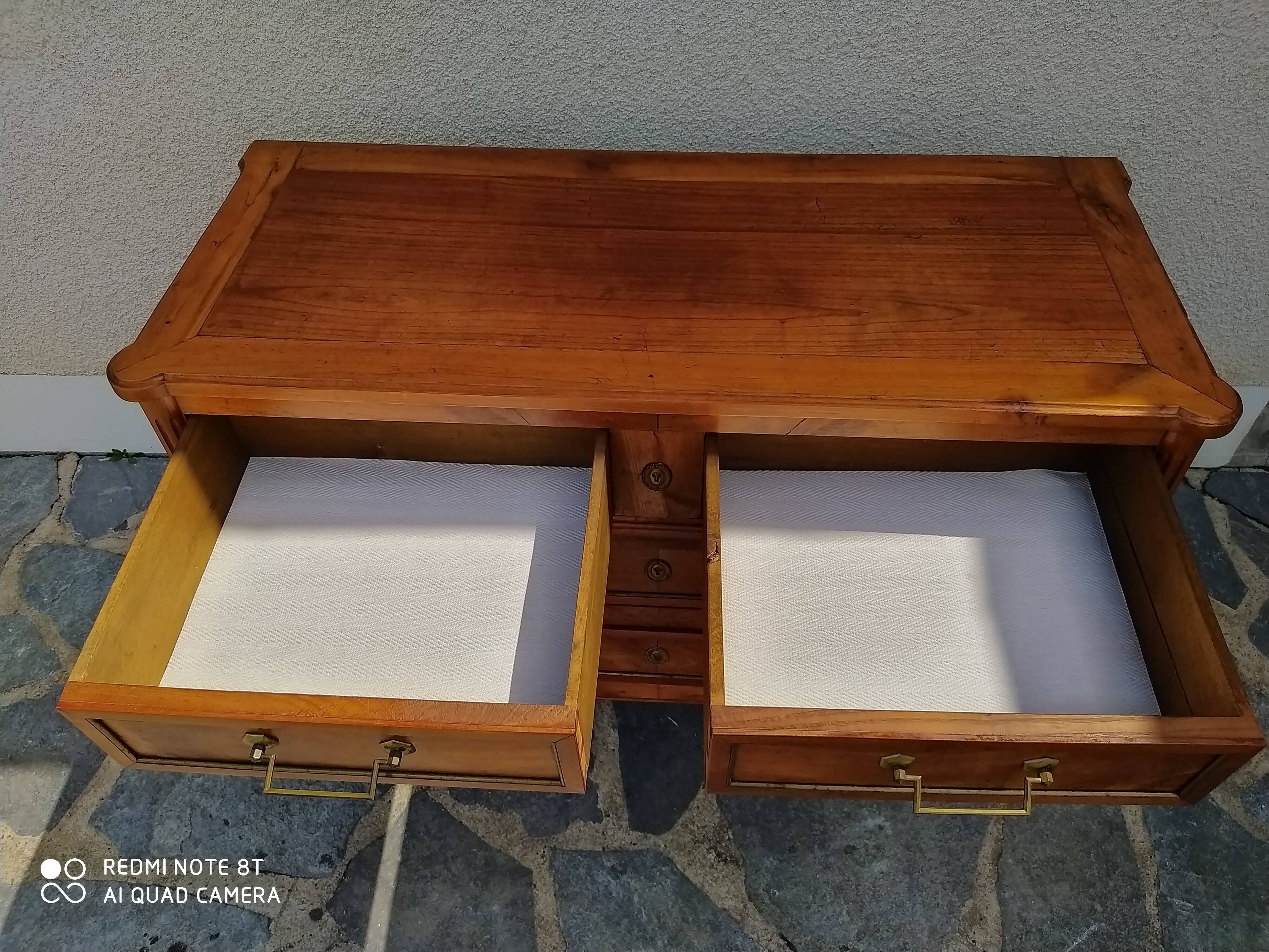 Commode en noyer de style Louis XVI