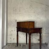 Wooden lady's desk says "happiness of the day"