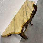 Console en bois sculpté doré et marbre de style Louis XV