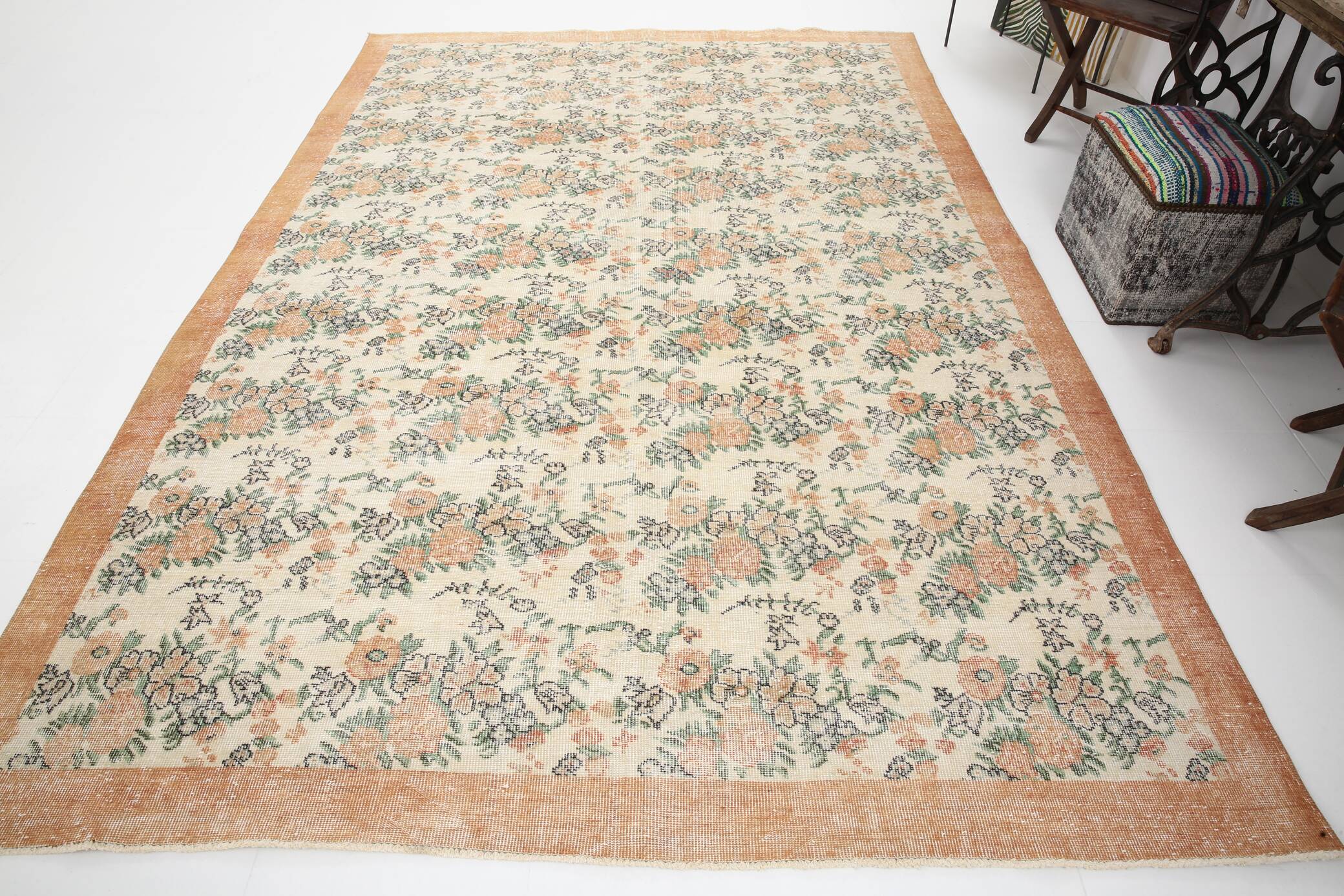 Tapis en laine et coton à décor floral