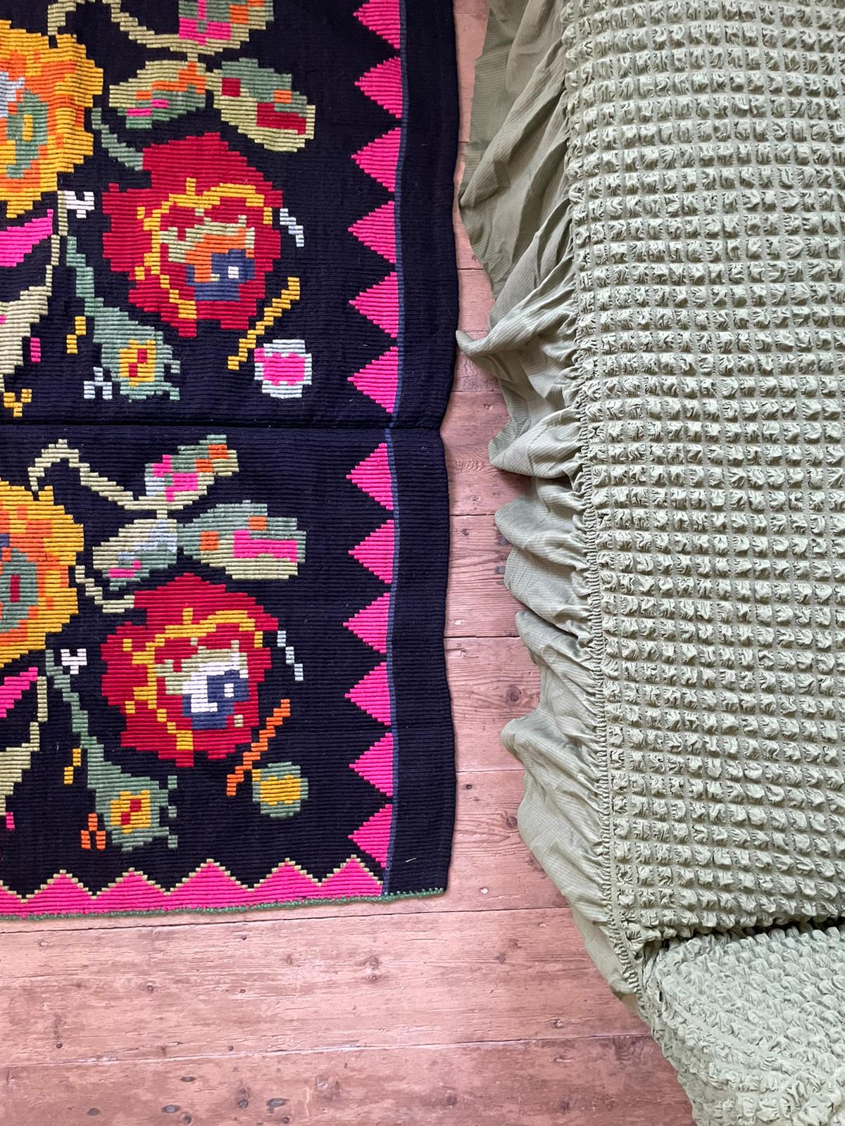 Romanian vintage carpet with delicate flowers 258x138cm