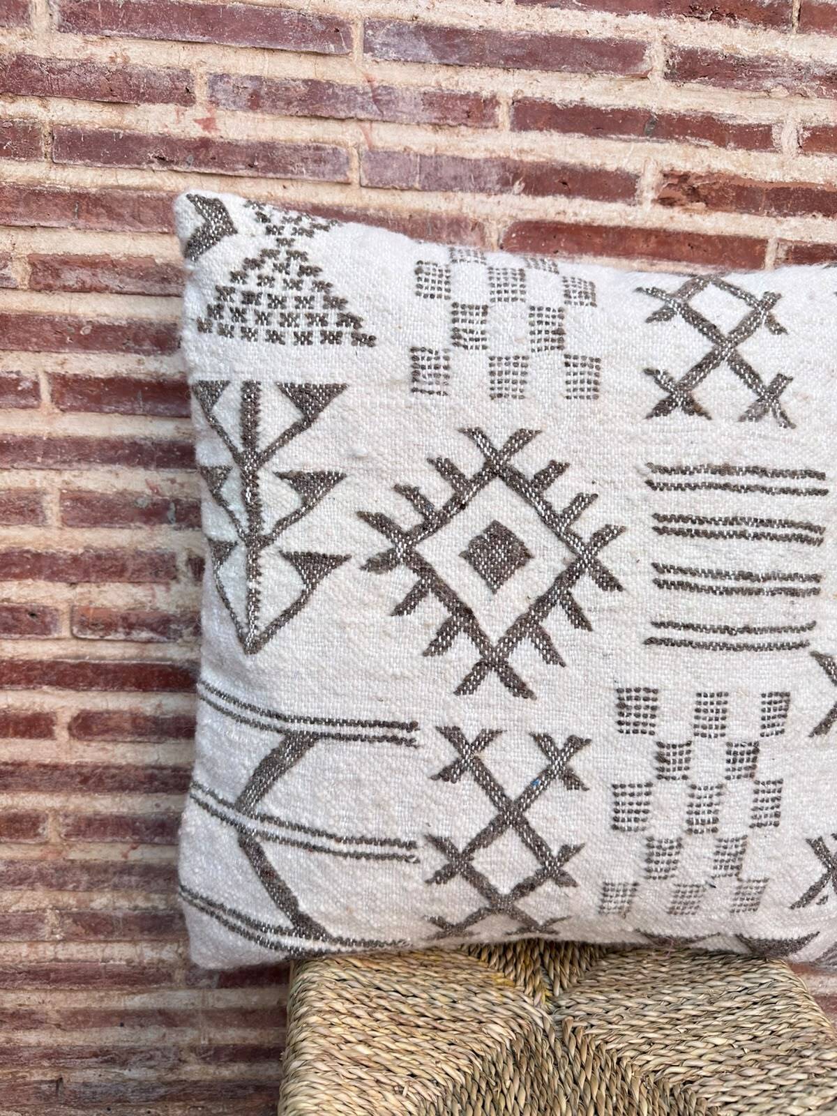 Handmade Berber wool cushion: Moroccan Kilim cushion (45x45cm)