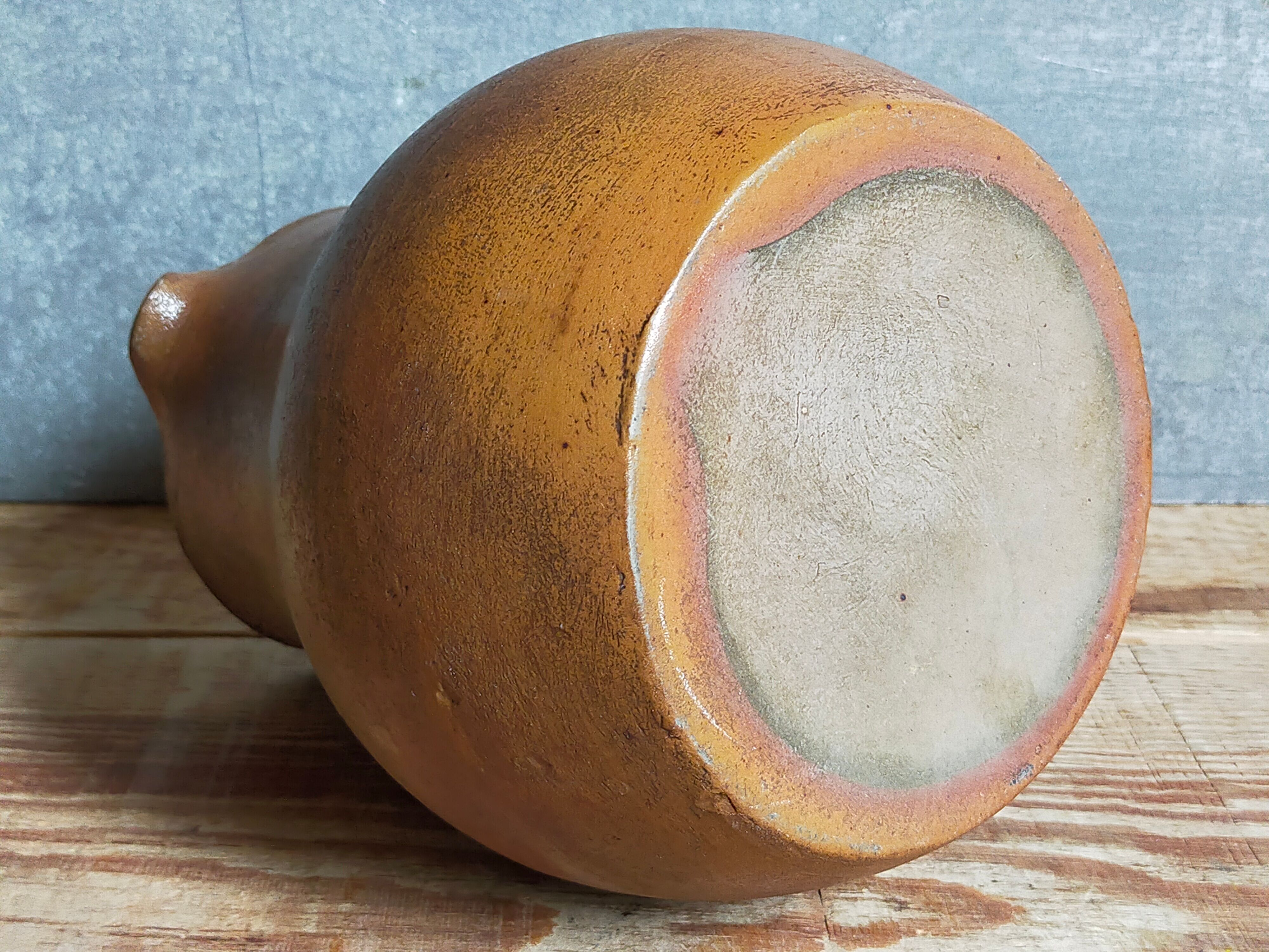 Pitcher Art-Populaire in ancient sandstone