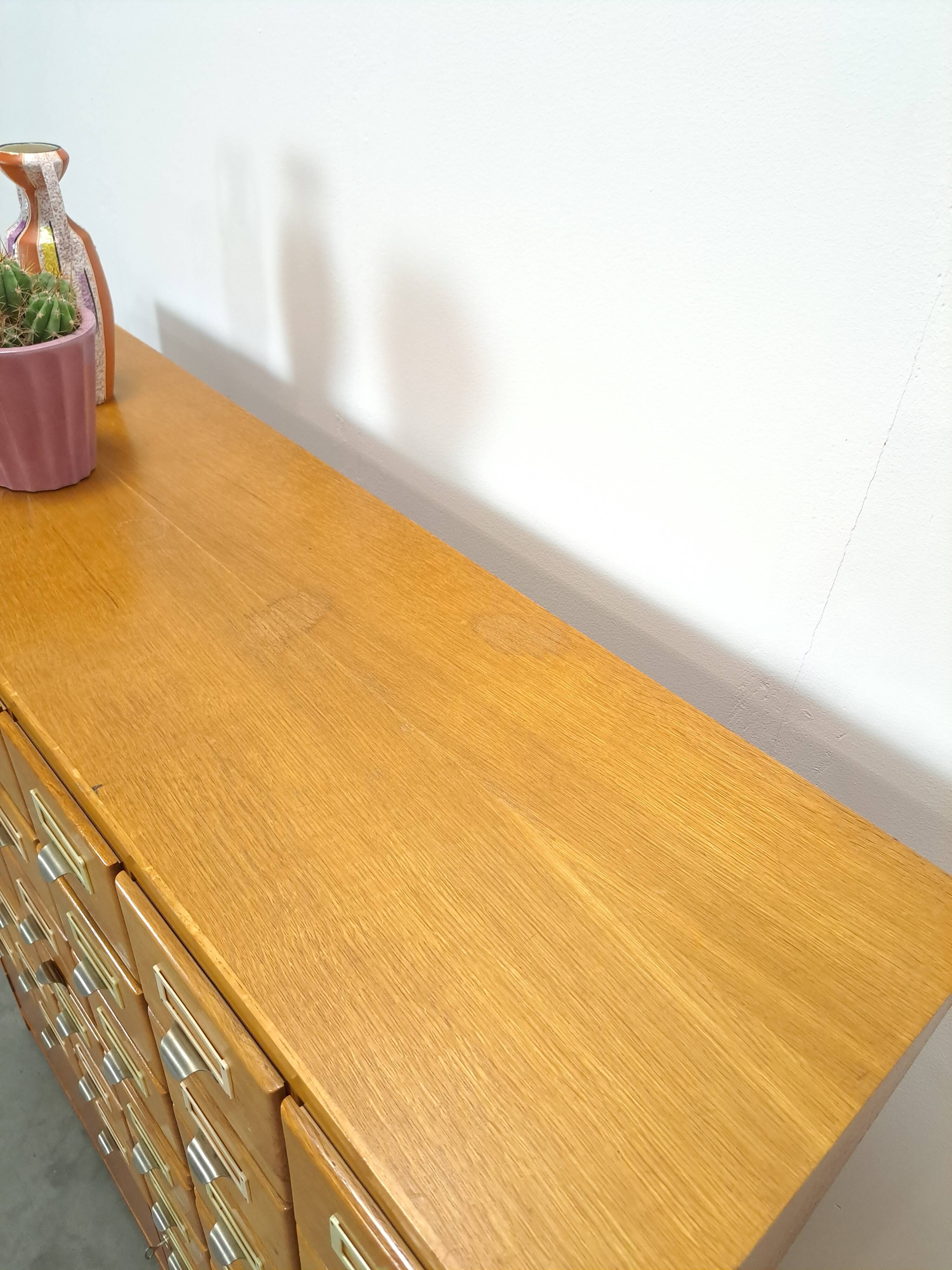 Oude houten ladekast met uitschuifbare planken