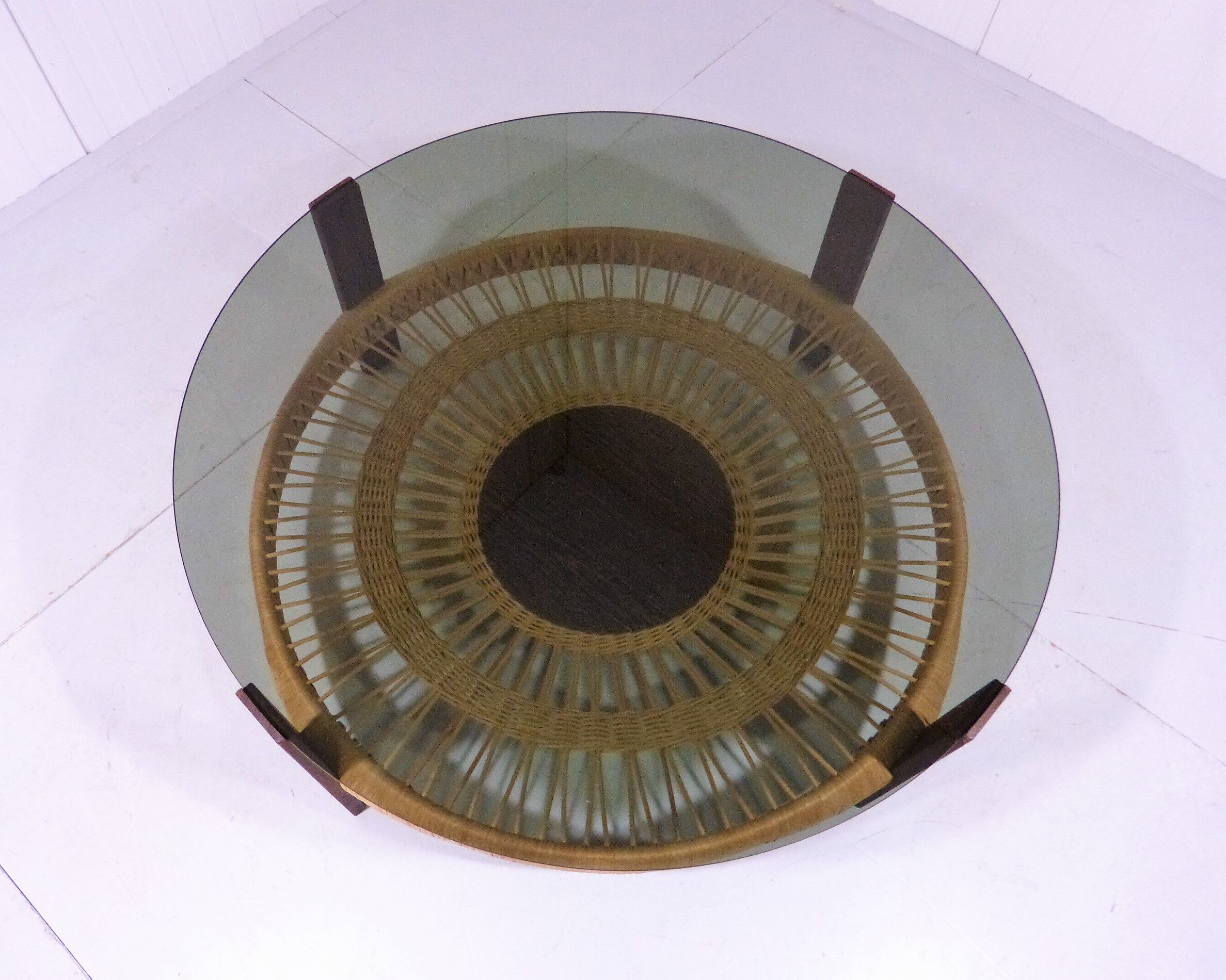 Table basse ronde avec verre fumé et rotin, années 1960