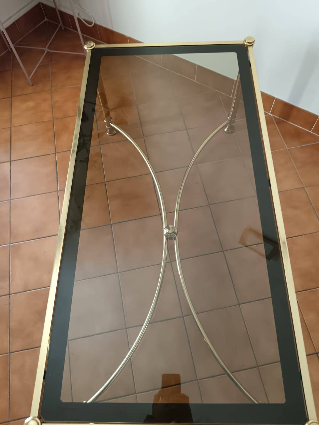Table basse en laiton et verre fumé