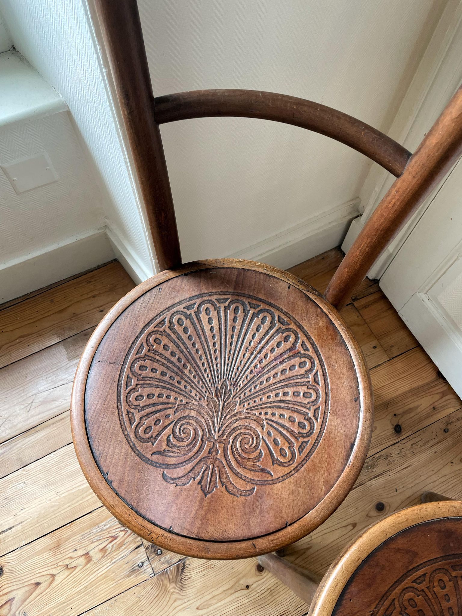 Lot 2 wooden Thonet bistro chairs