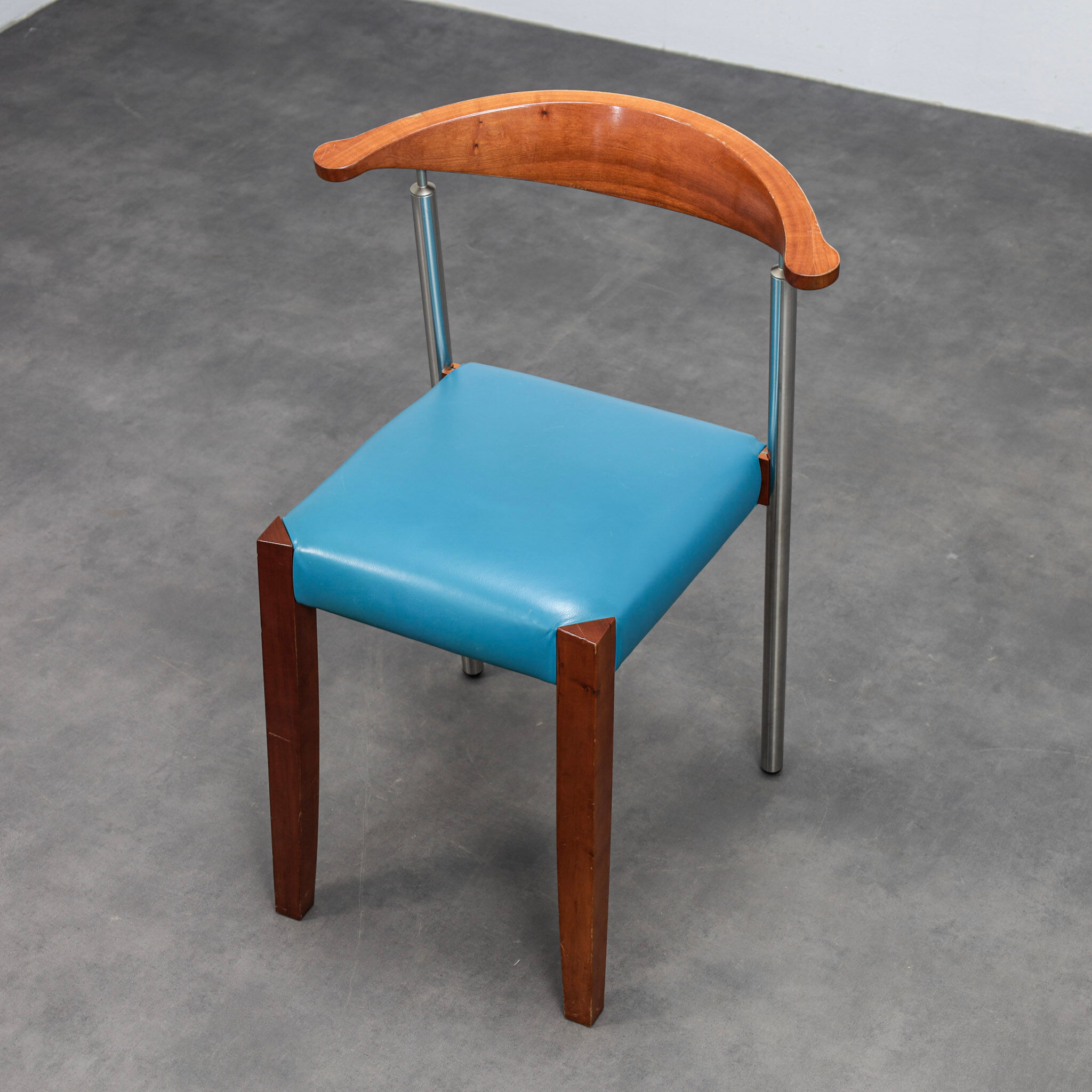 Ensemble de 4 chaises de salle à manger en cuir postmodernes, Italie, années 1990.