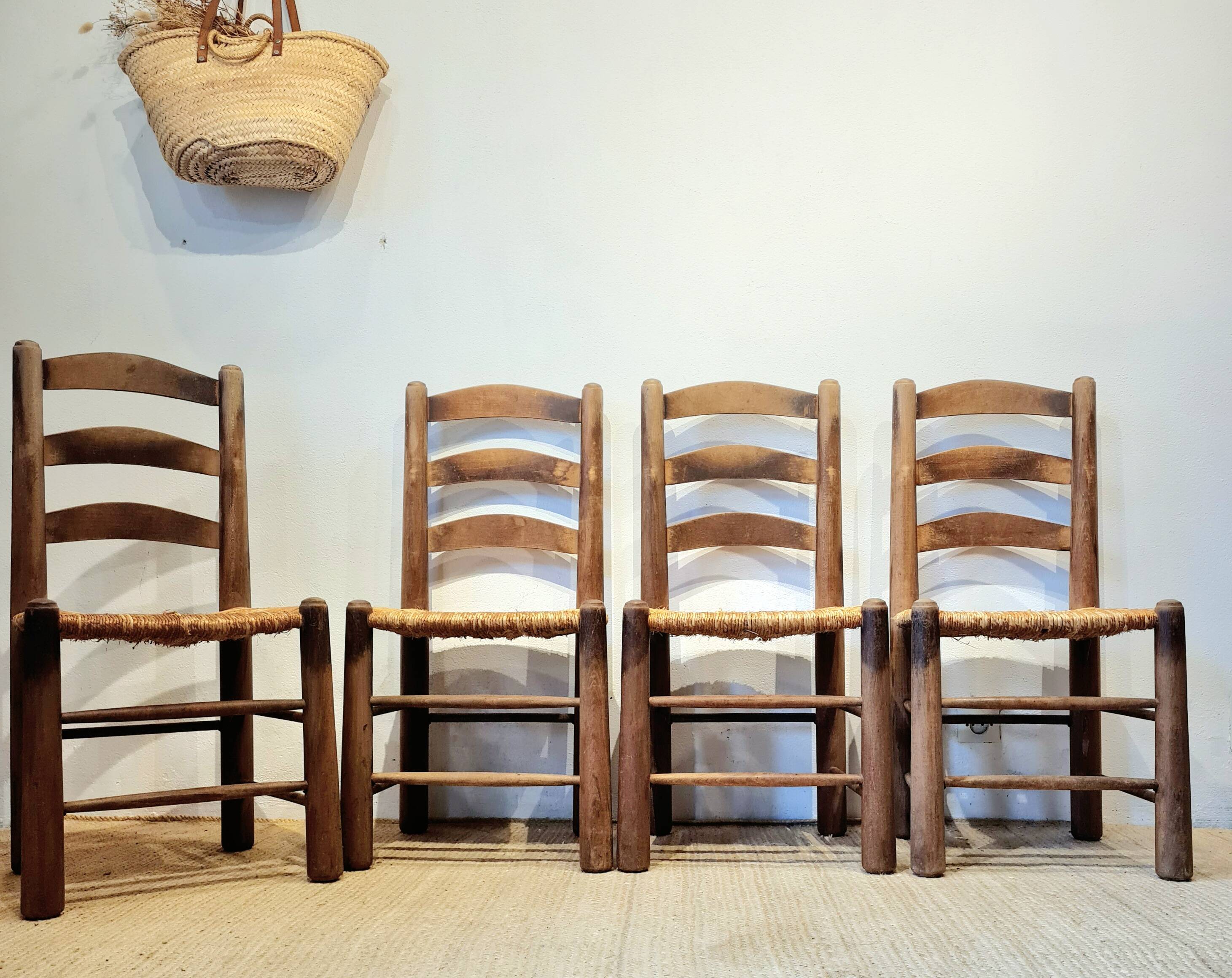Chaises brutalistes en bois et paille de George Robert