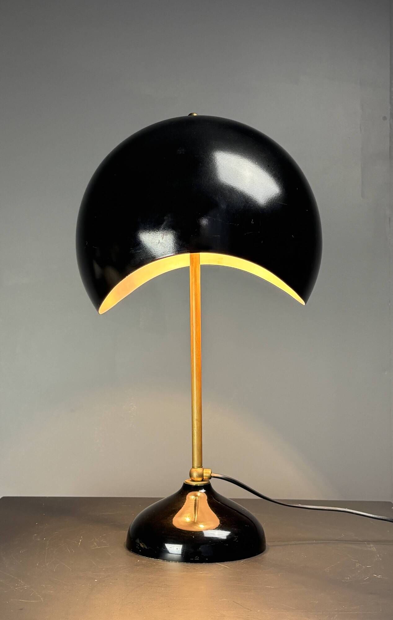 Midcentury Italian scallop mushroom wavy brass desk or table lamp, 1960s